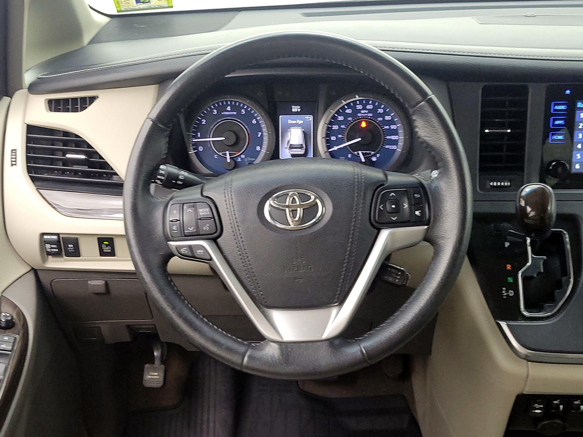 Thumbnail: 2017 Toyota Sienna - 10
