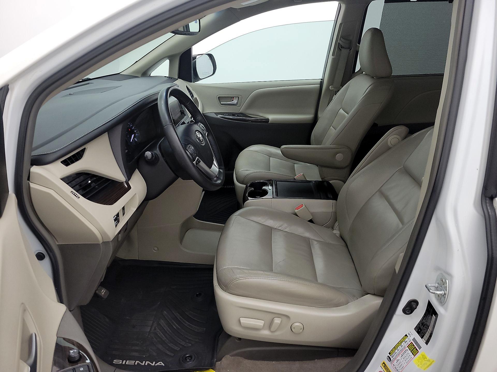 Thumbnail: 2017 Toyota Sienna - 11