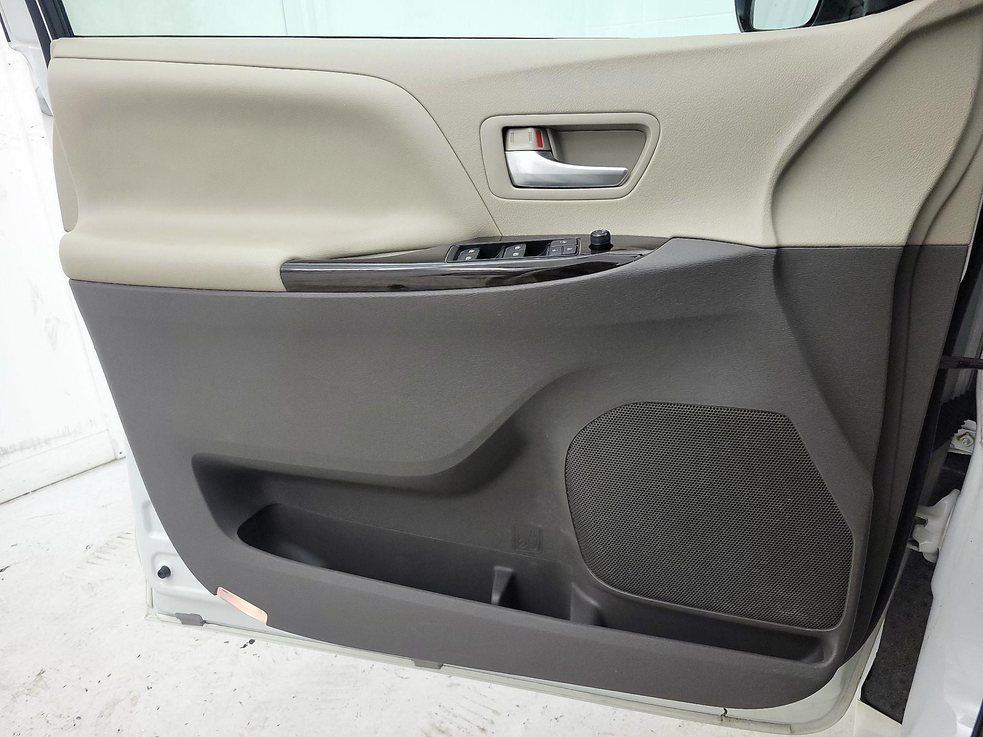 Thumbnail: 2017 Toyota Sienna - 12