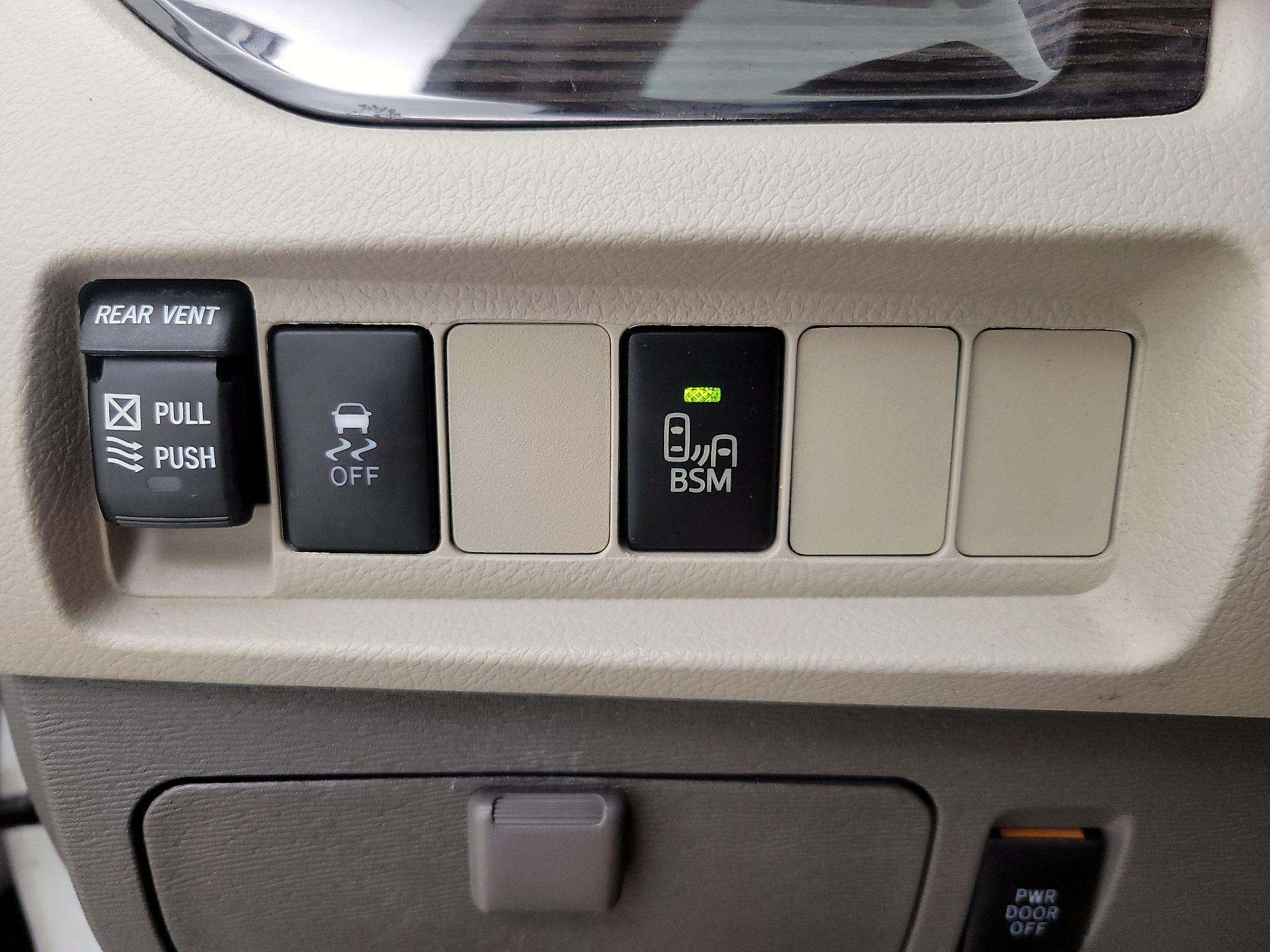 Thumbnail: 2017 Toyota Sienna - 13
