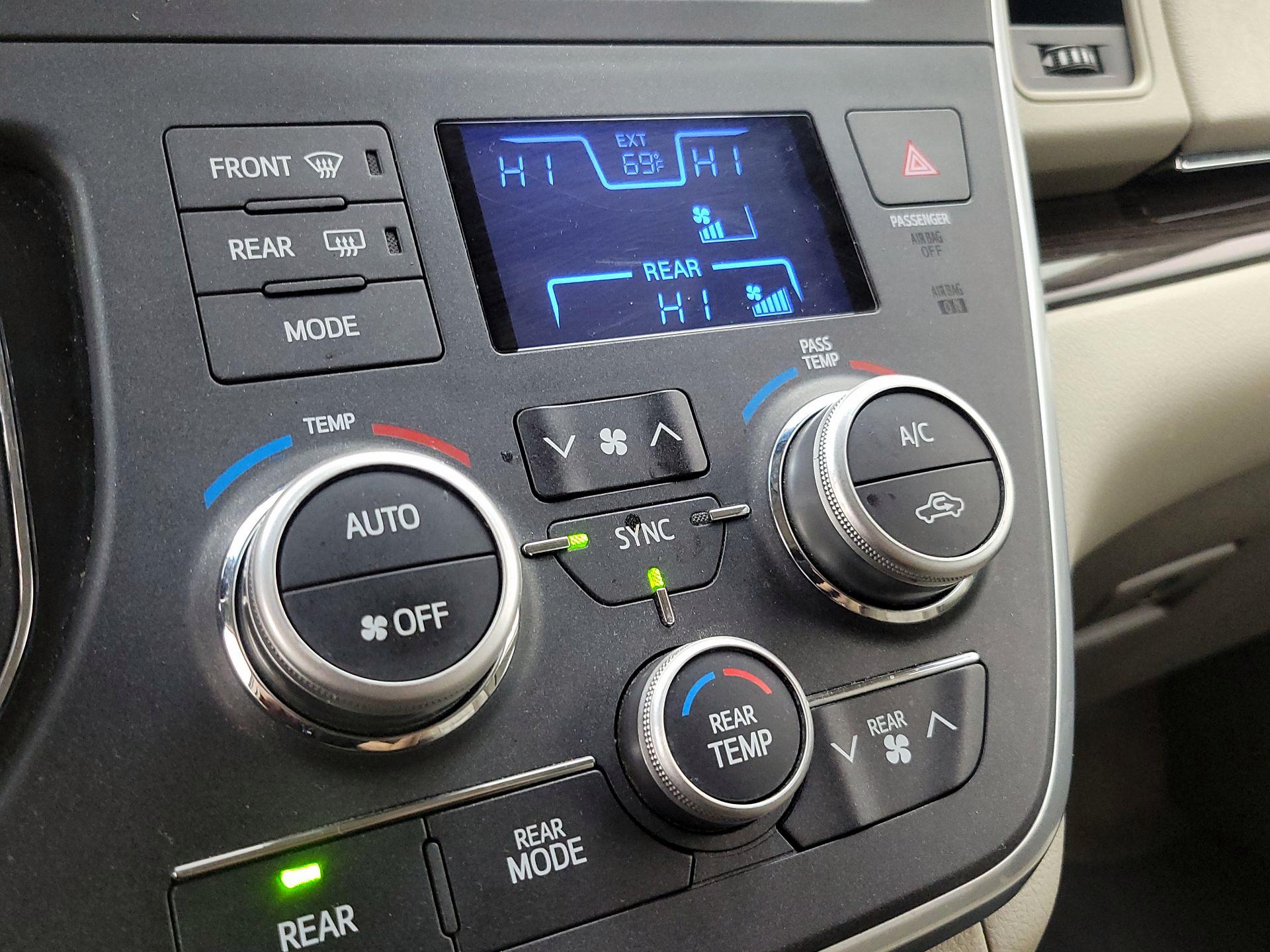 Thumbnail: 2017 Toyota Sienna - 16