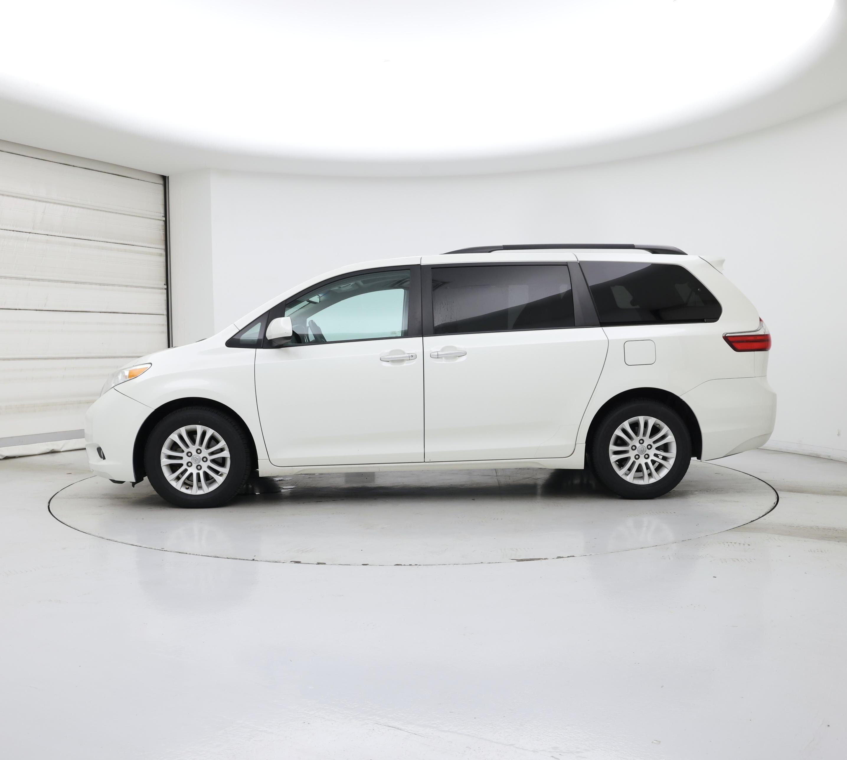 Thumbnail: 2017 Toyota Sienna - 3