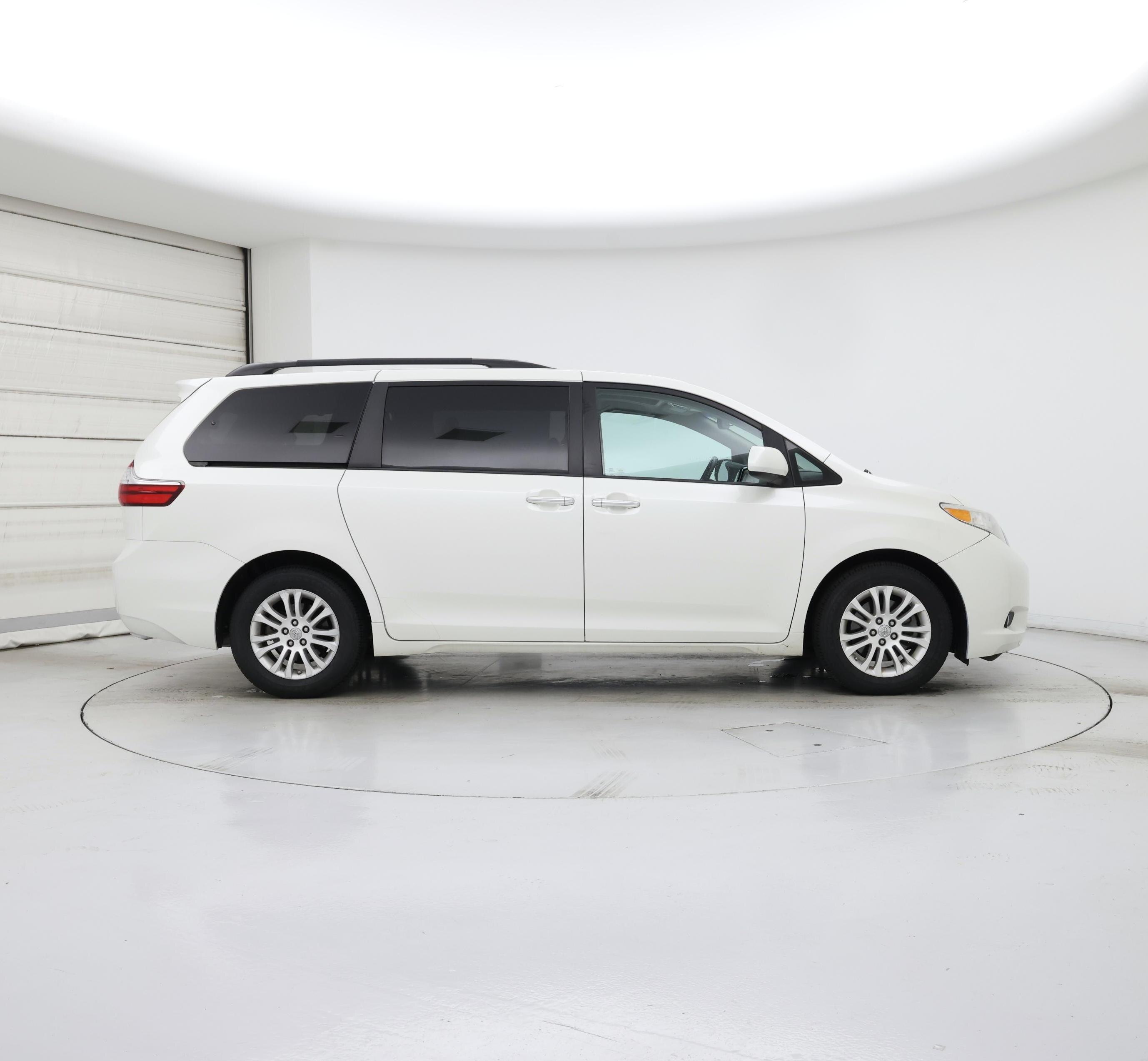 Thumbnail: 2017 Toyota Sienna - 7
