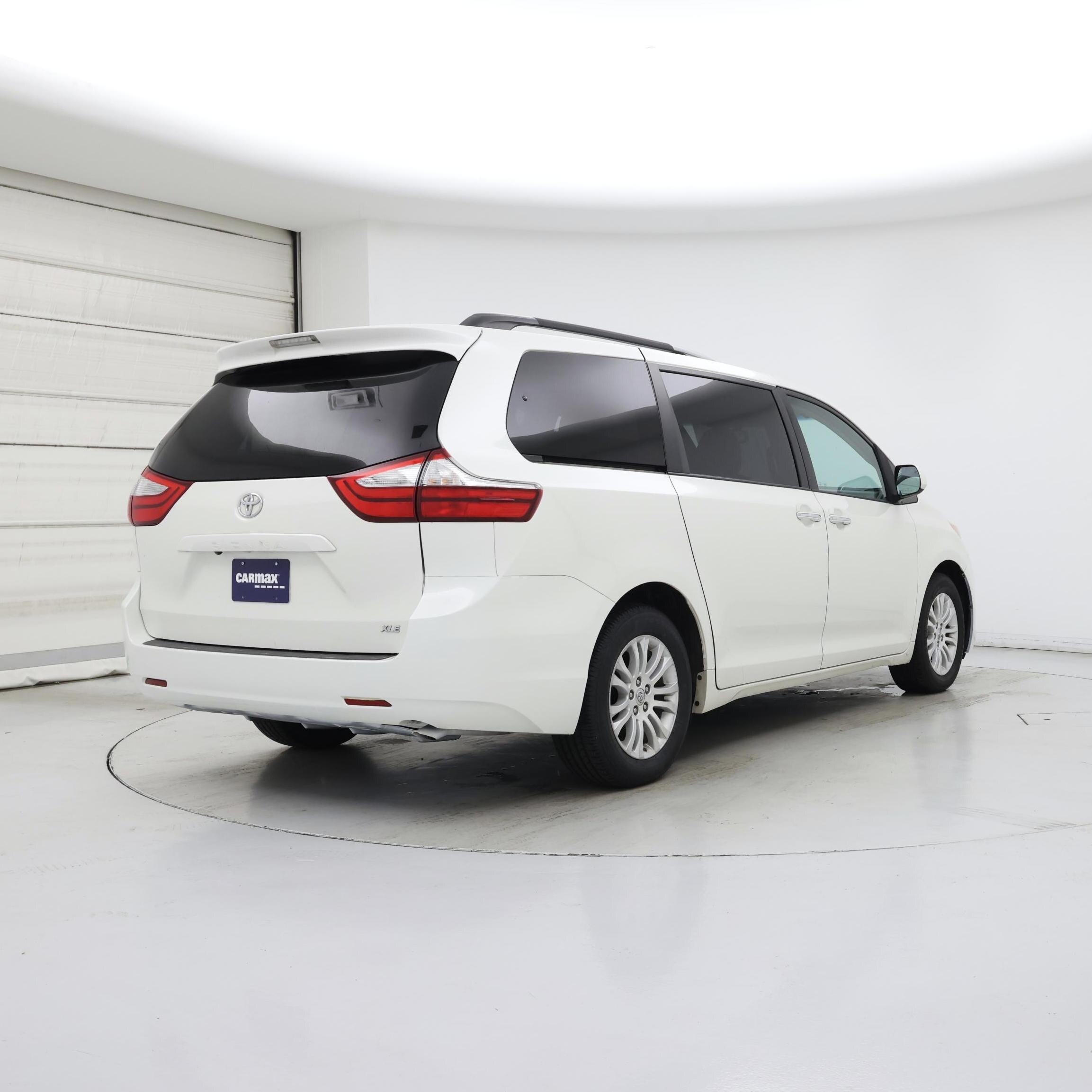 Thumbnail: 2017 Toyota Sienna - 8