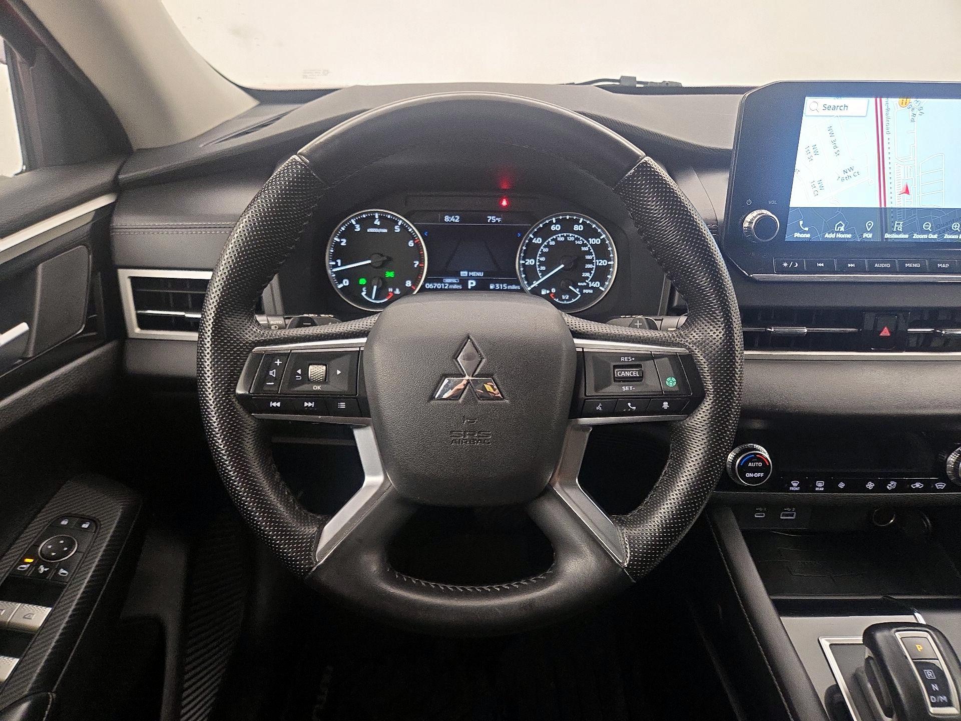 Thumbnail: 2023 Mitsubishi Outlander - 10