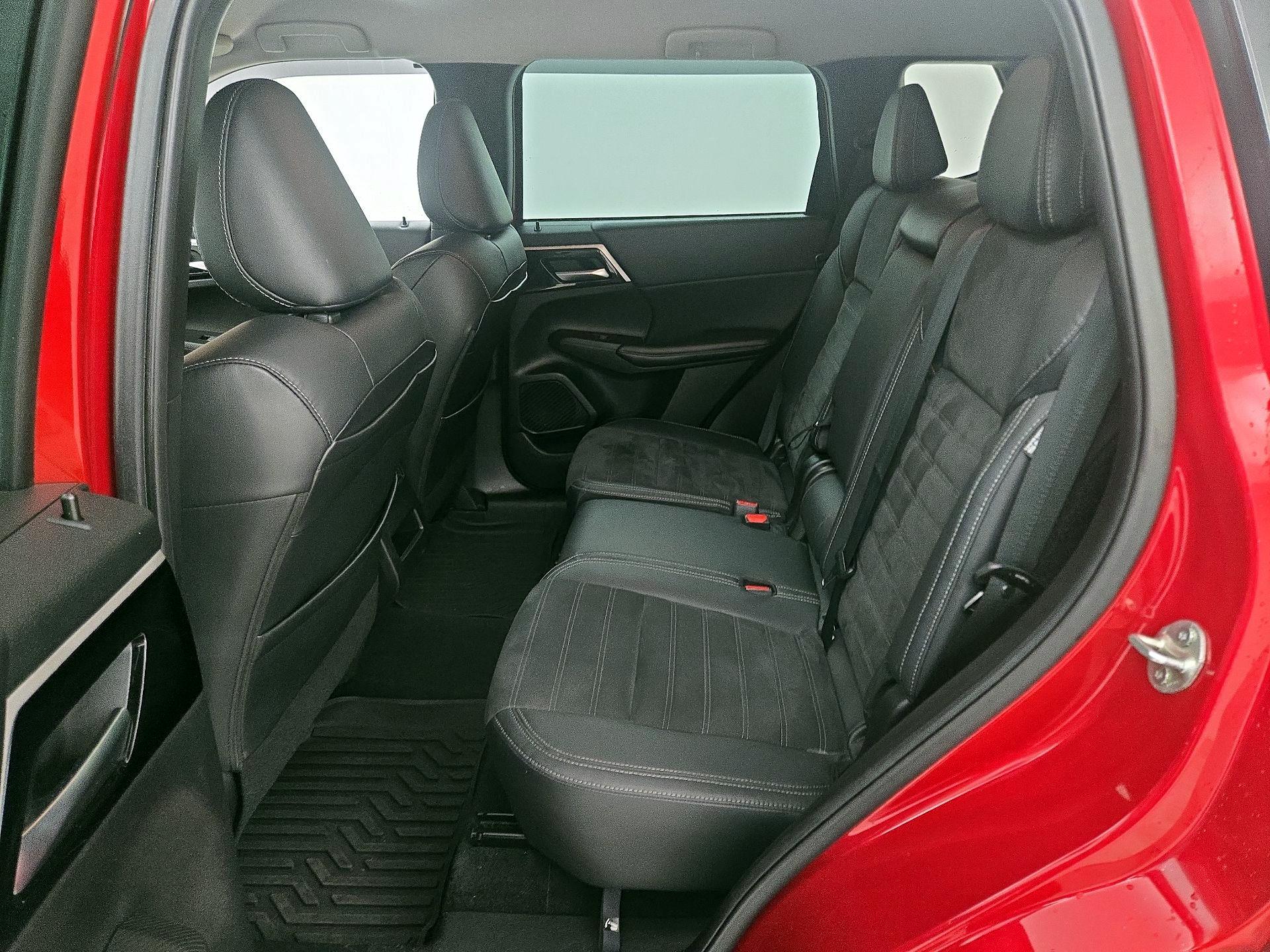 Thumbnail: 2023 Mitsubishi Outlander - 20