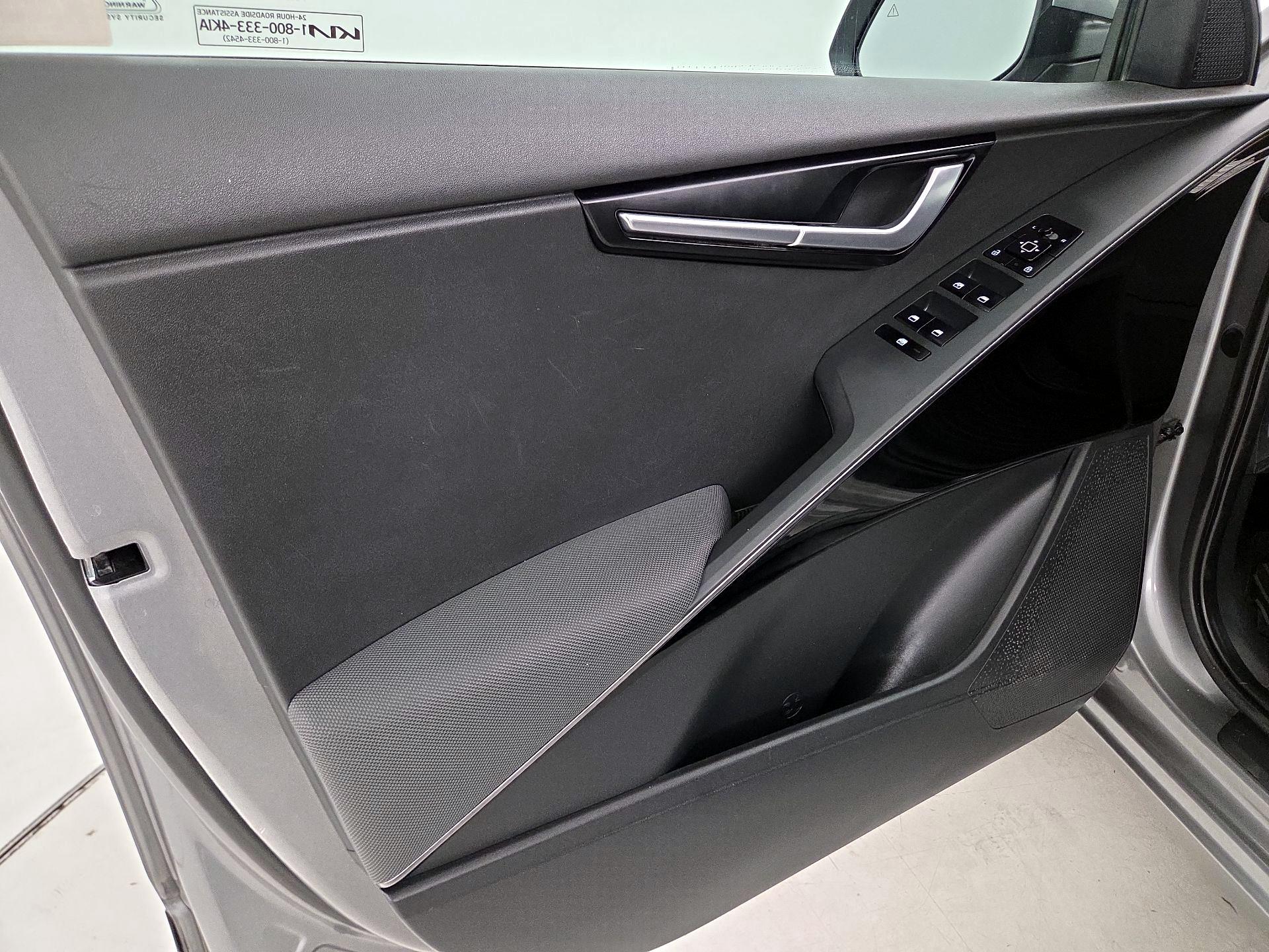 Thumbnail: 2023 Kia Niro - 12