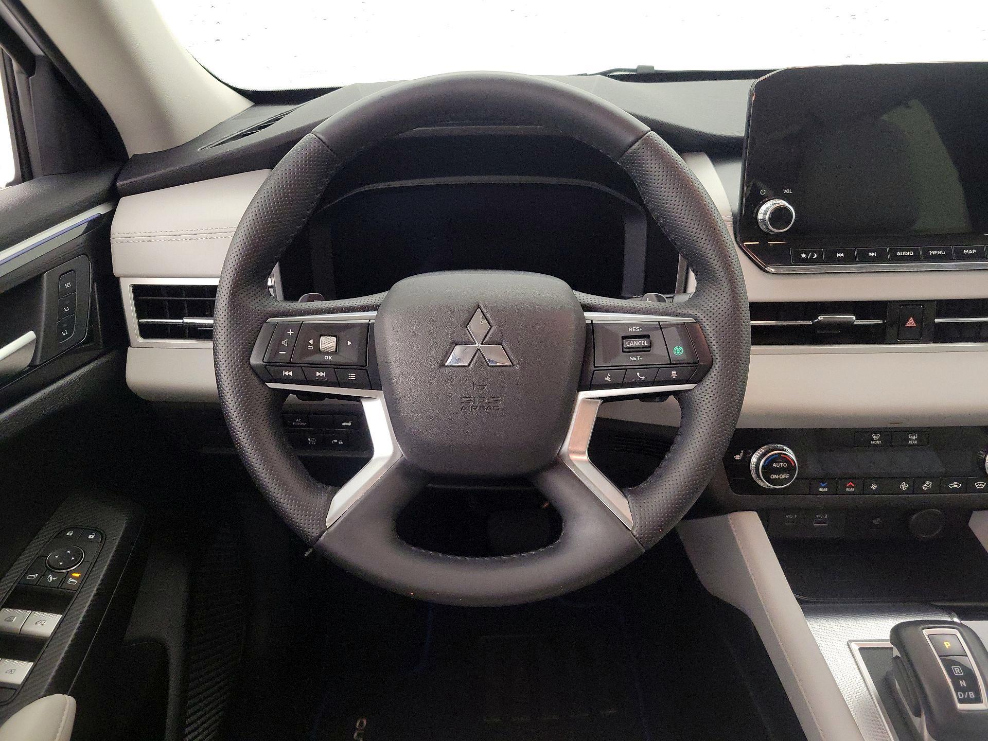 Thumbnail: 2024 Mitsubishi Outlander - 10