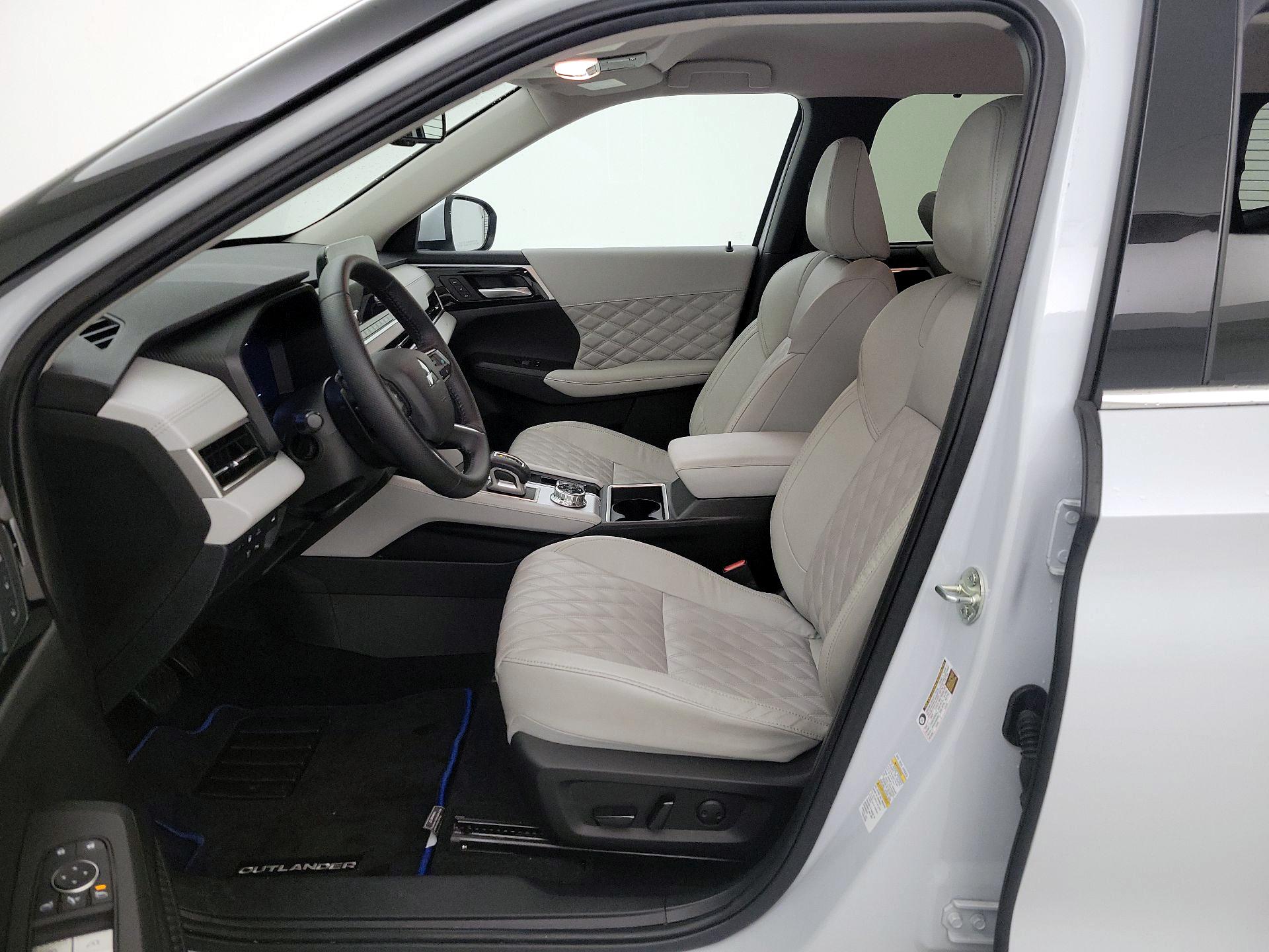 Thumbnail: 2024 Mitsubishi Outlander - 11