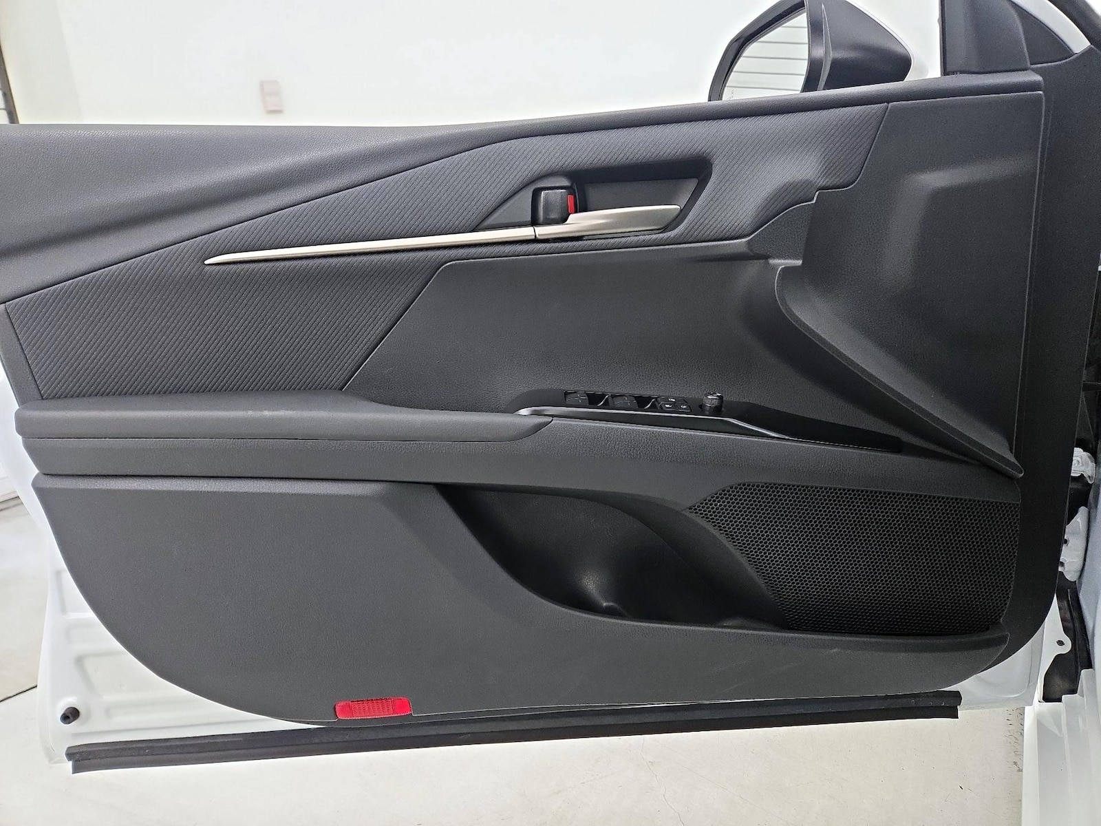 2025 Toyota Camry SE - Photo 13