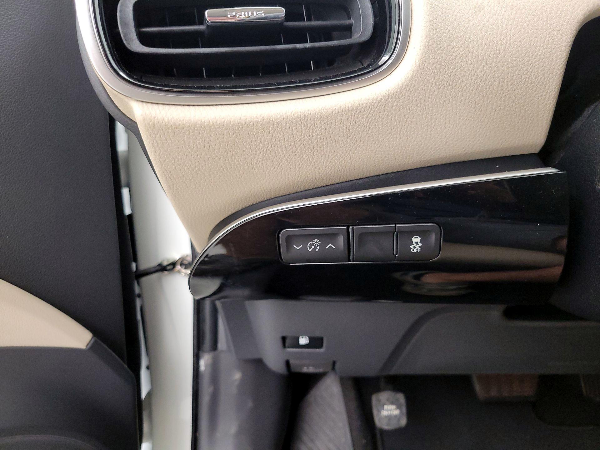 Thumbnail: 2016 Toyota Prius - 13