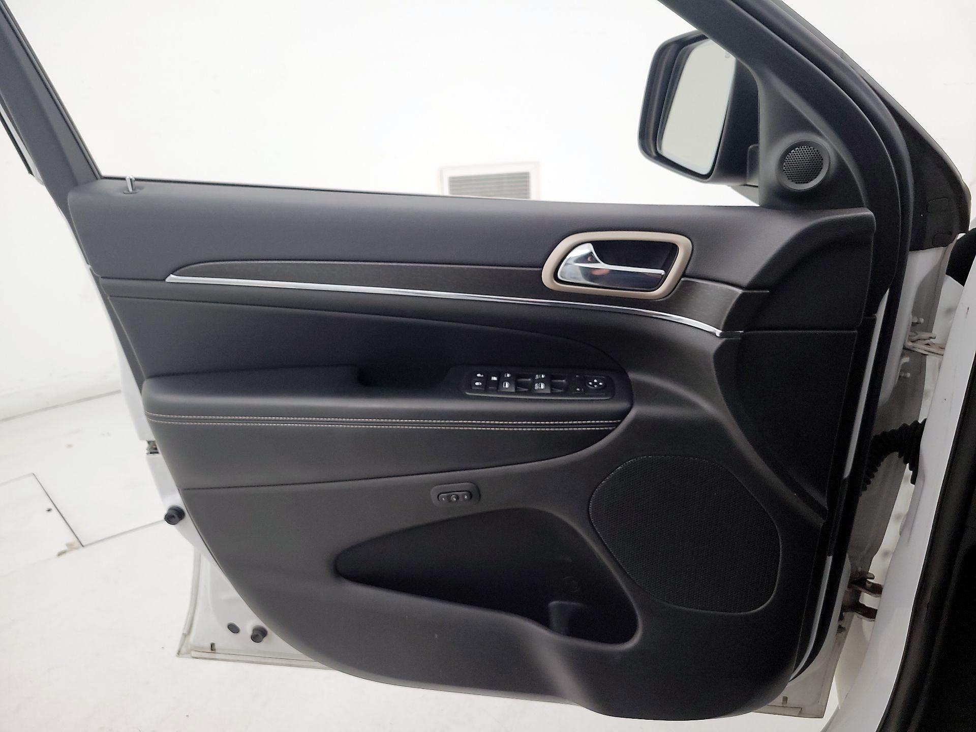 Thumbnail: 2016 Jeep Grand Cherokee - 12