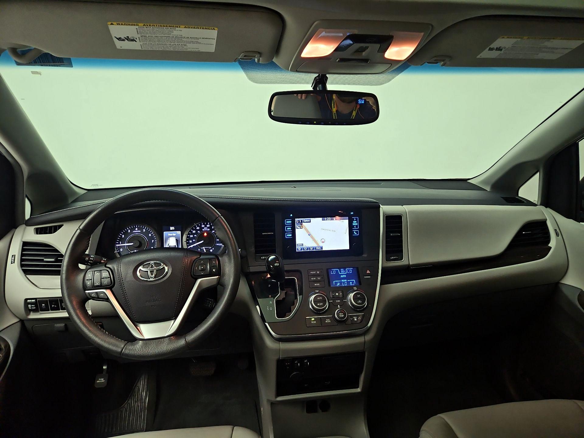 Thumbnail: 2017 Toyota Sienna - 9