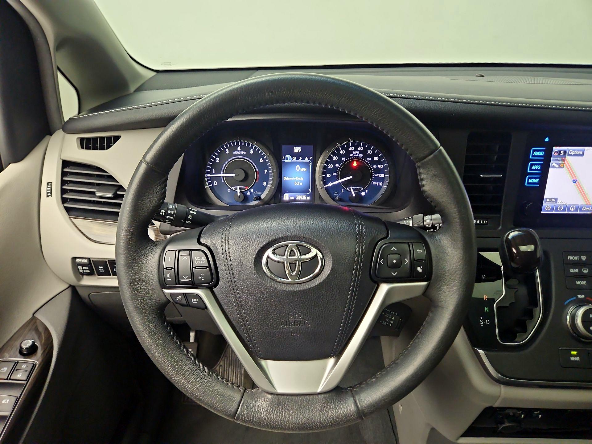 Thumbnail: 2017 Toyota Sienna - 10