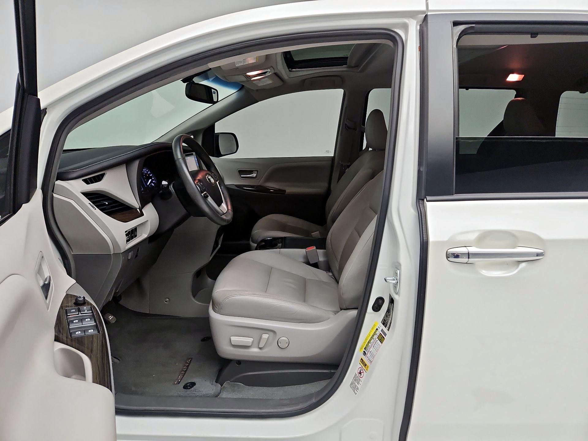 Thumbnail: 2017 Toyota Sienna - 11