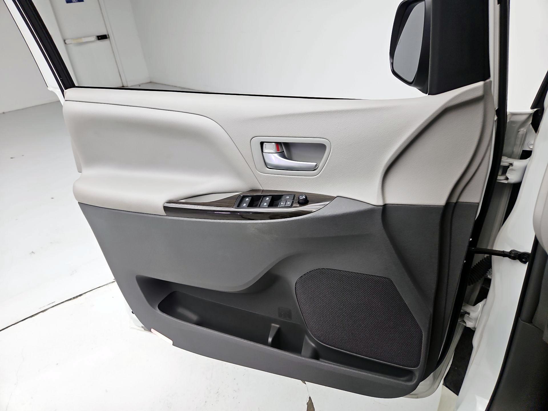Thumbnail: 2017 Toyota Sienna - 12