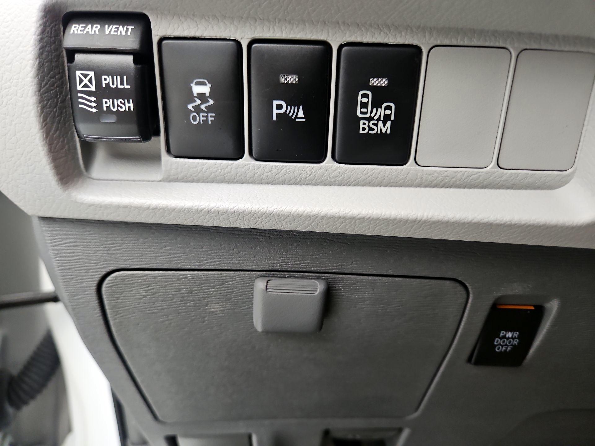 Thumbnail: 2017 Toyota Sienna - 13