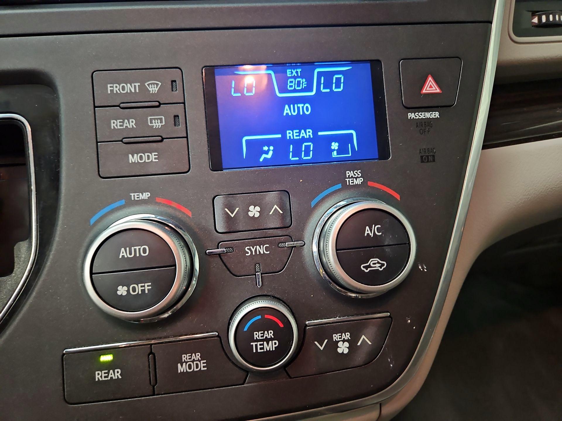 Thumbnail: 2017 Toyota Sienna - 17