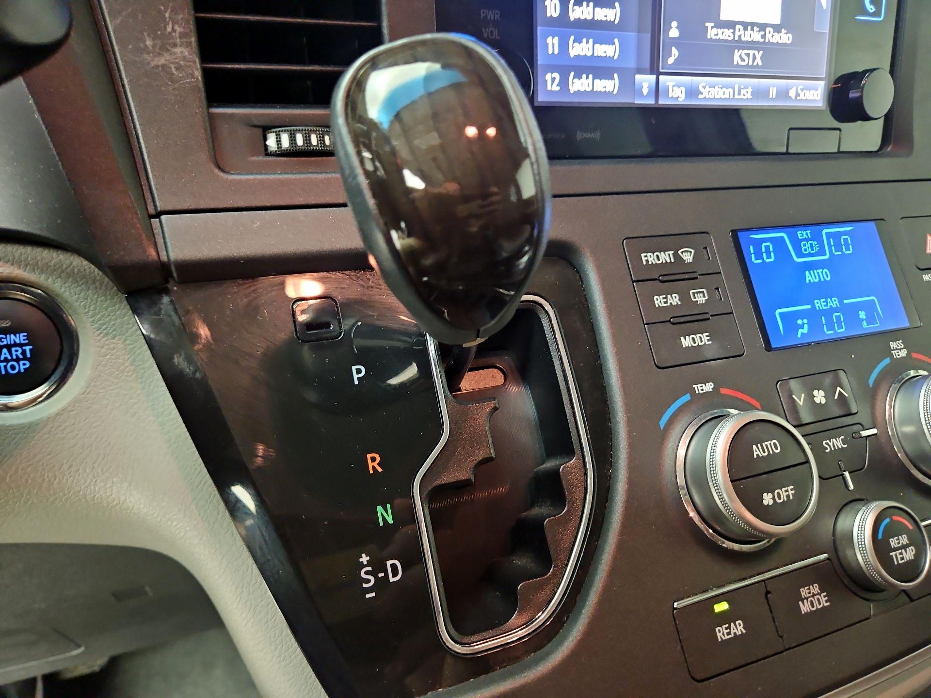 Thumbnail: 2017 Toyota Sienna - 18