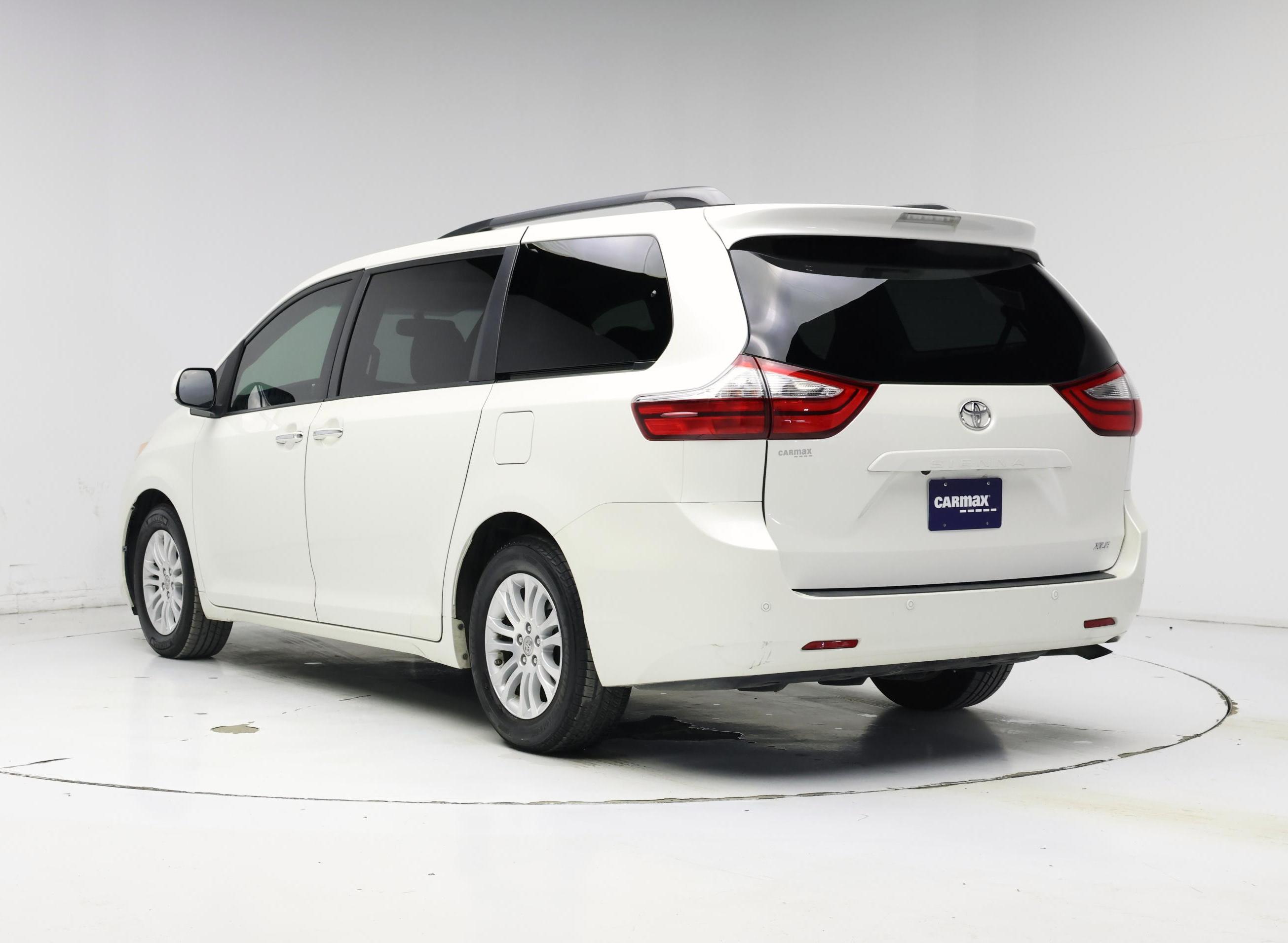 Thumbnail: 2017 Toyota Sienna - 2