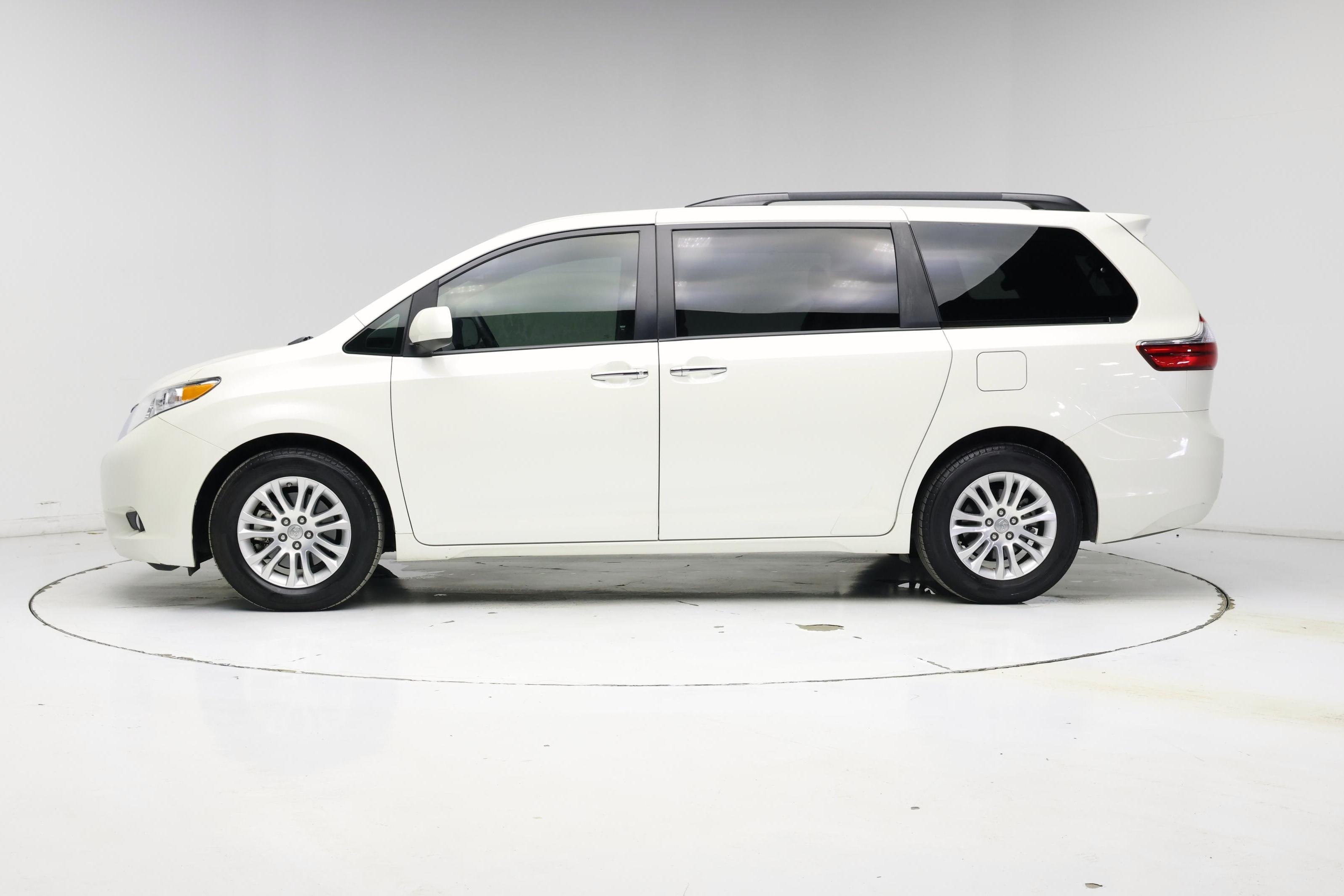 Thumbnail: 2017 Toyota Sienna - 3