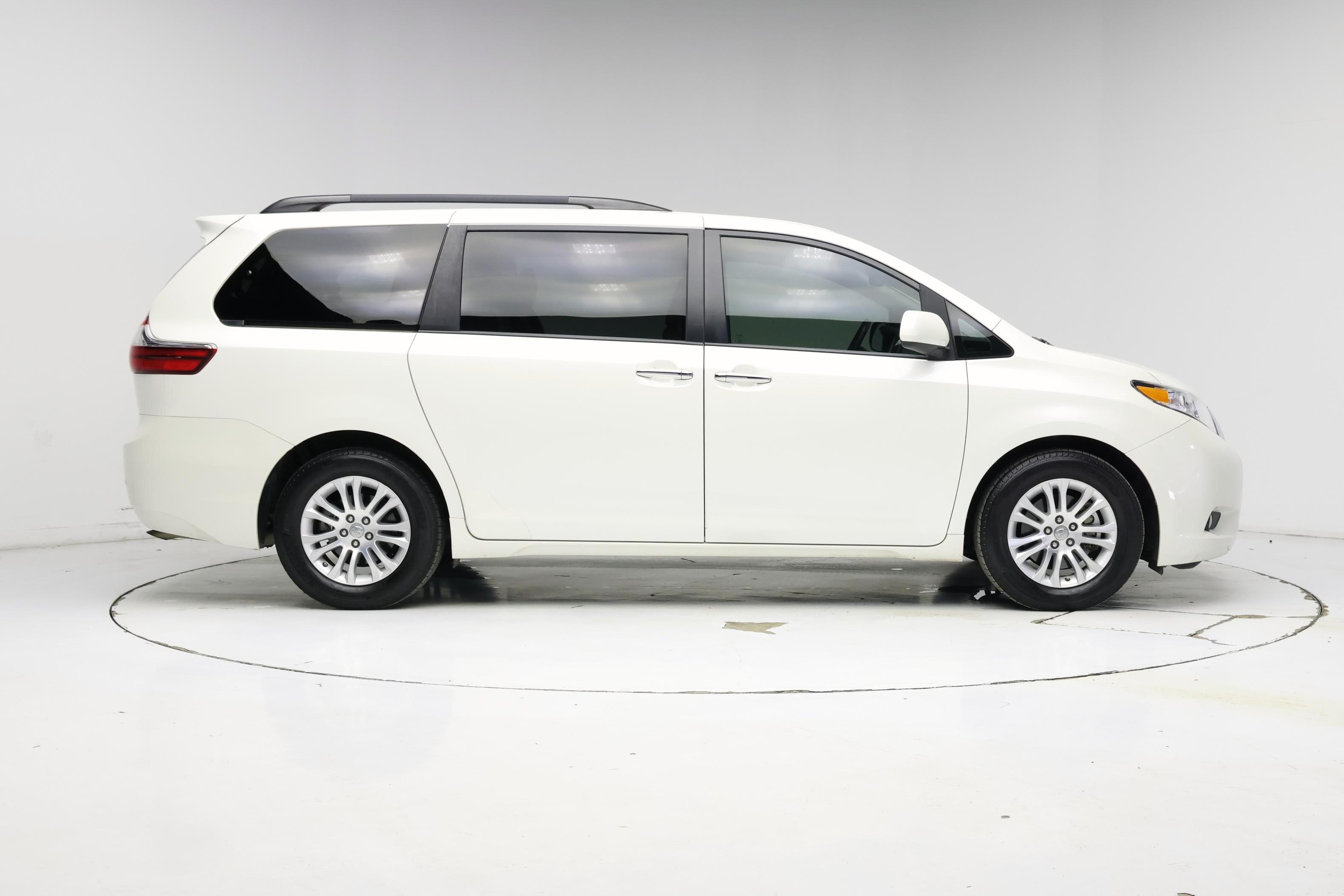 Thumbnail: 2017 Toyota Sienna - 7