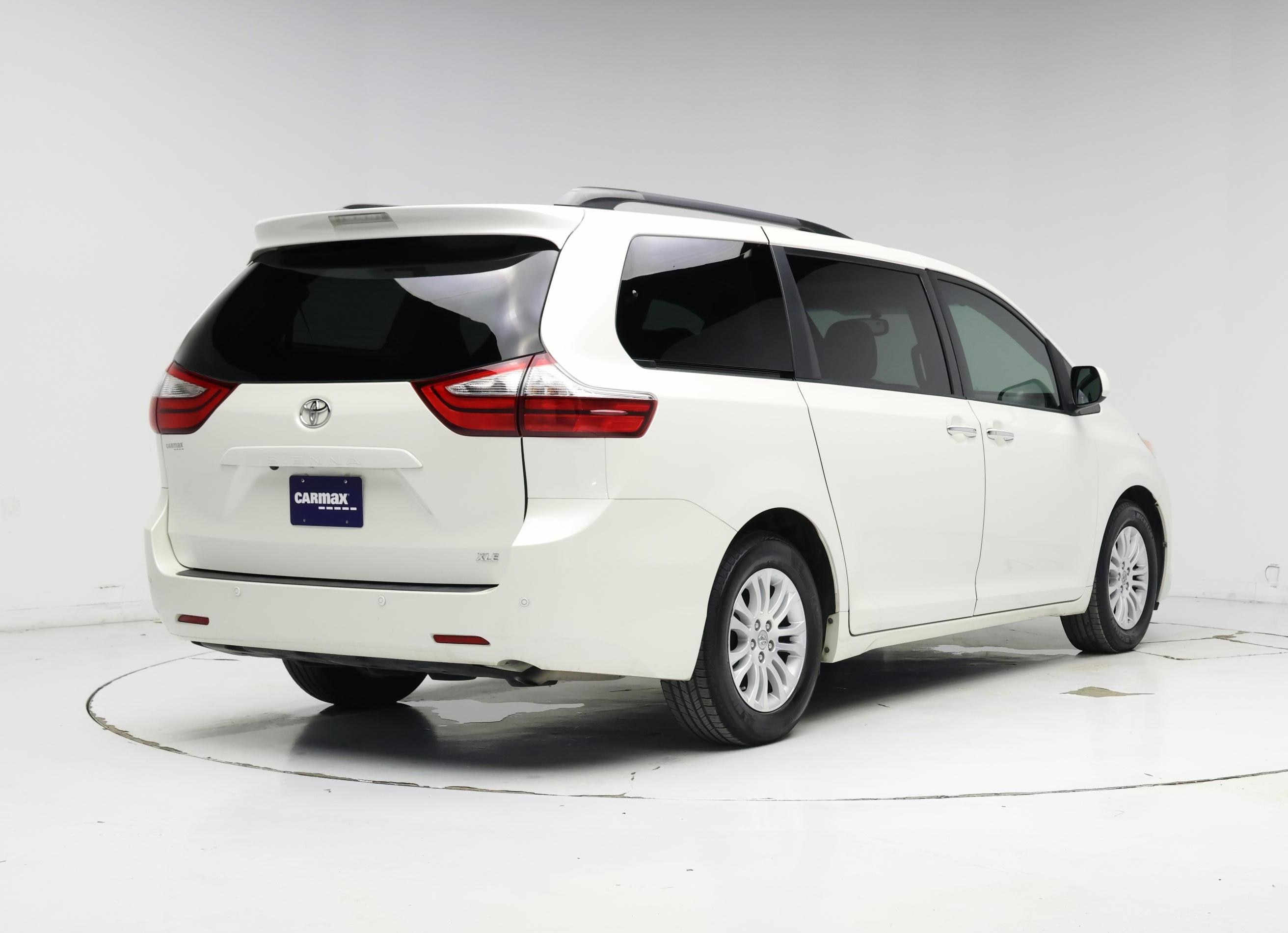 Thumbnail: 2017 Toyota Sienna - 8