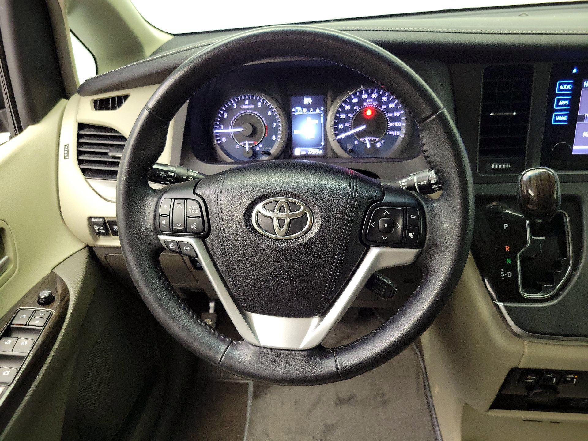 Thumbnail: 2017 Toyota Sienna - 10
