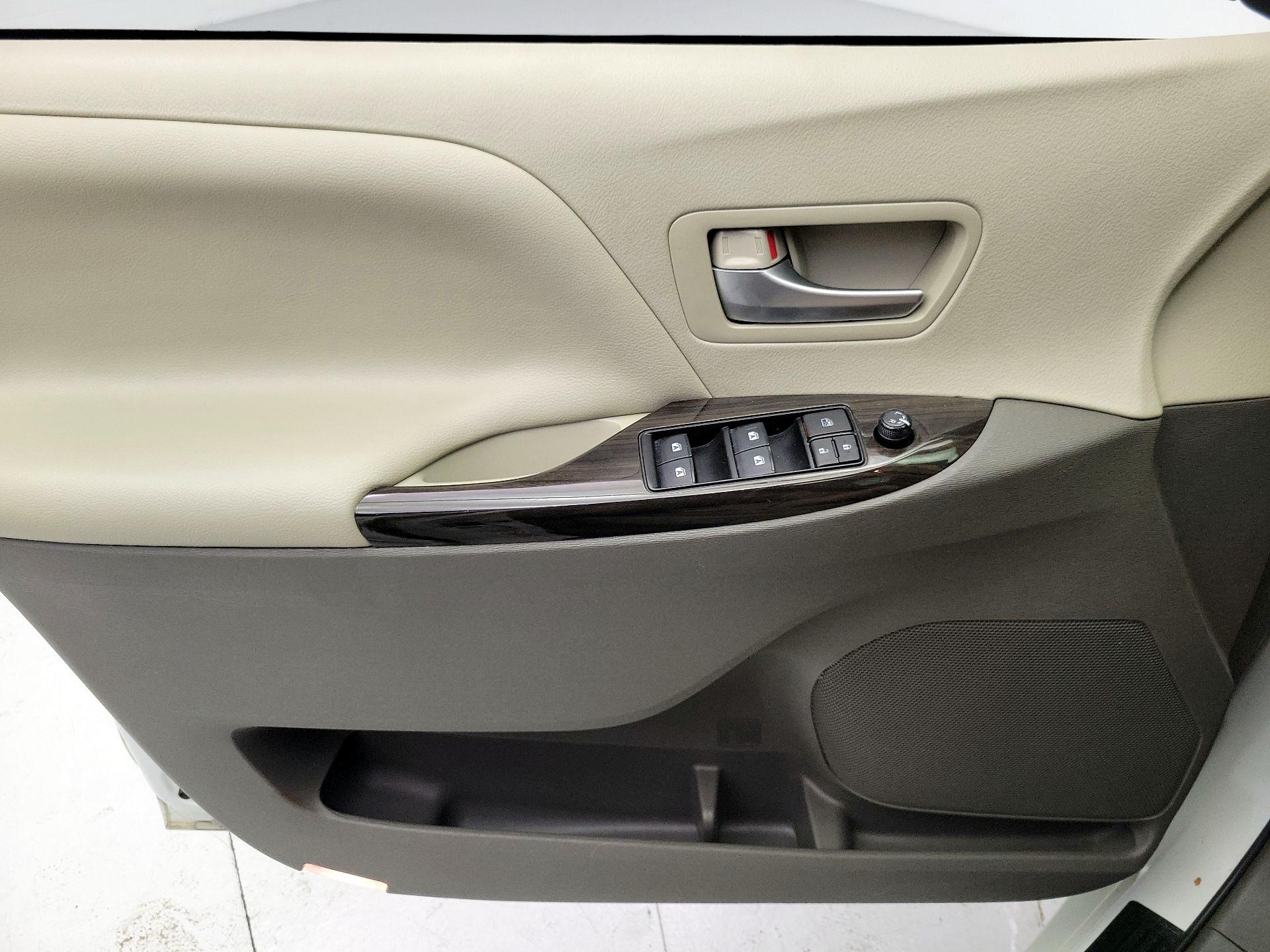 Thumbnail: 2017 Toyota Sienna - 12