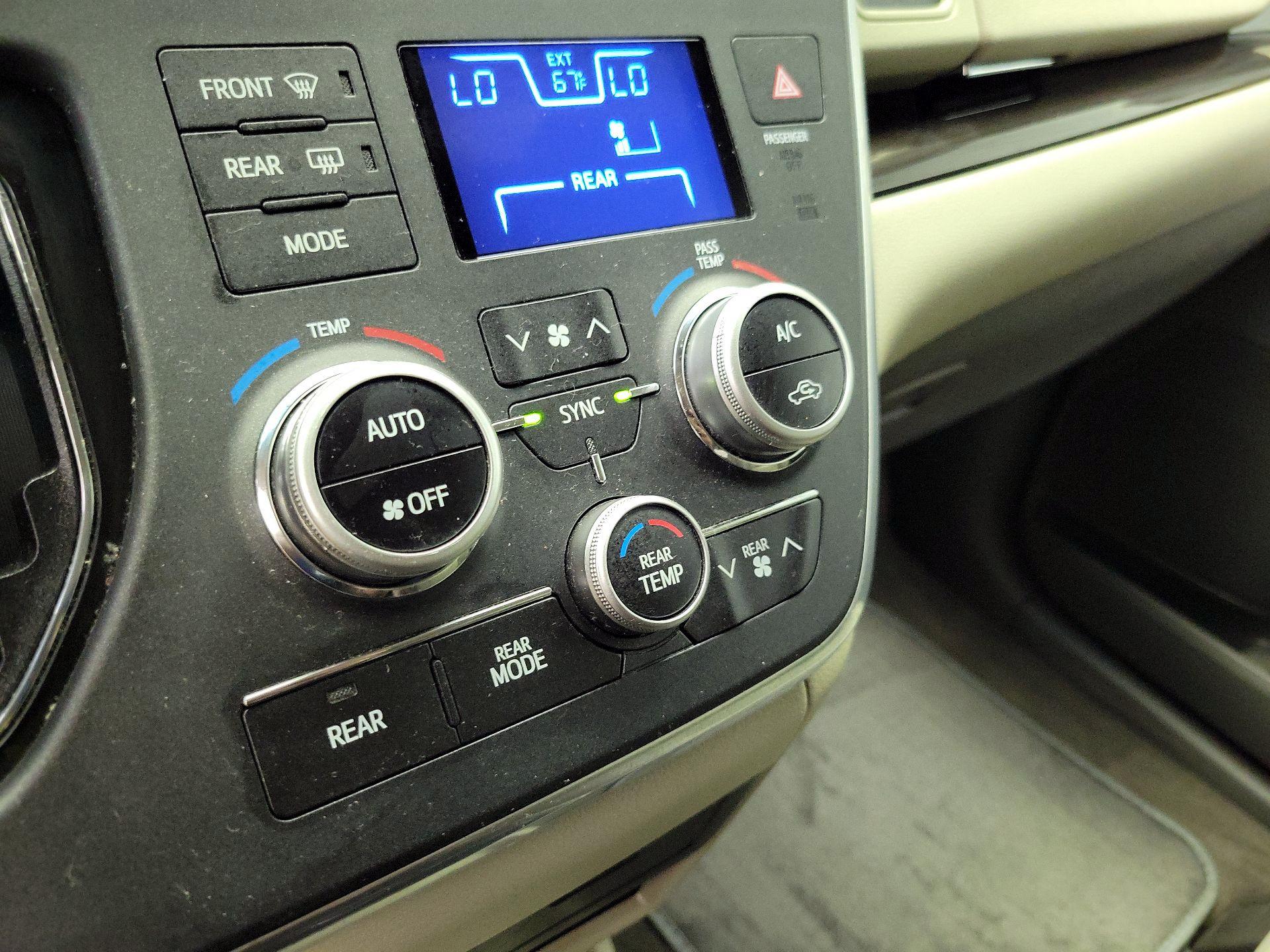 Thumbnail: 2017 Toyota Sienna - 15