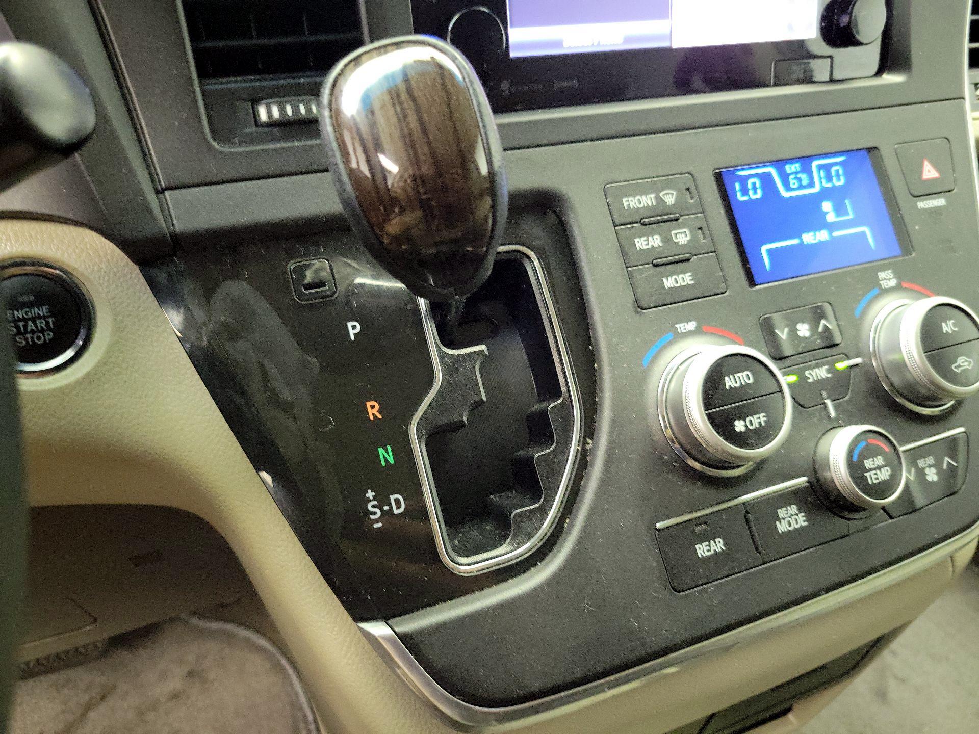 Thumbnail: 2017 Toyota Sienna - 16