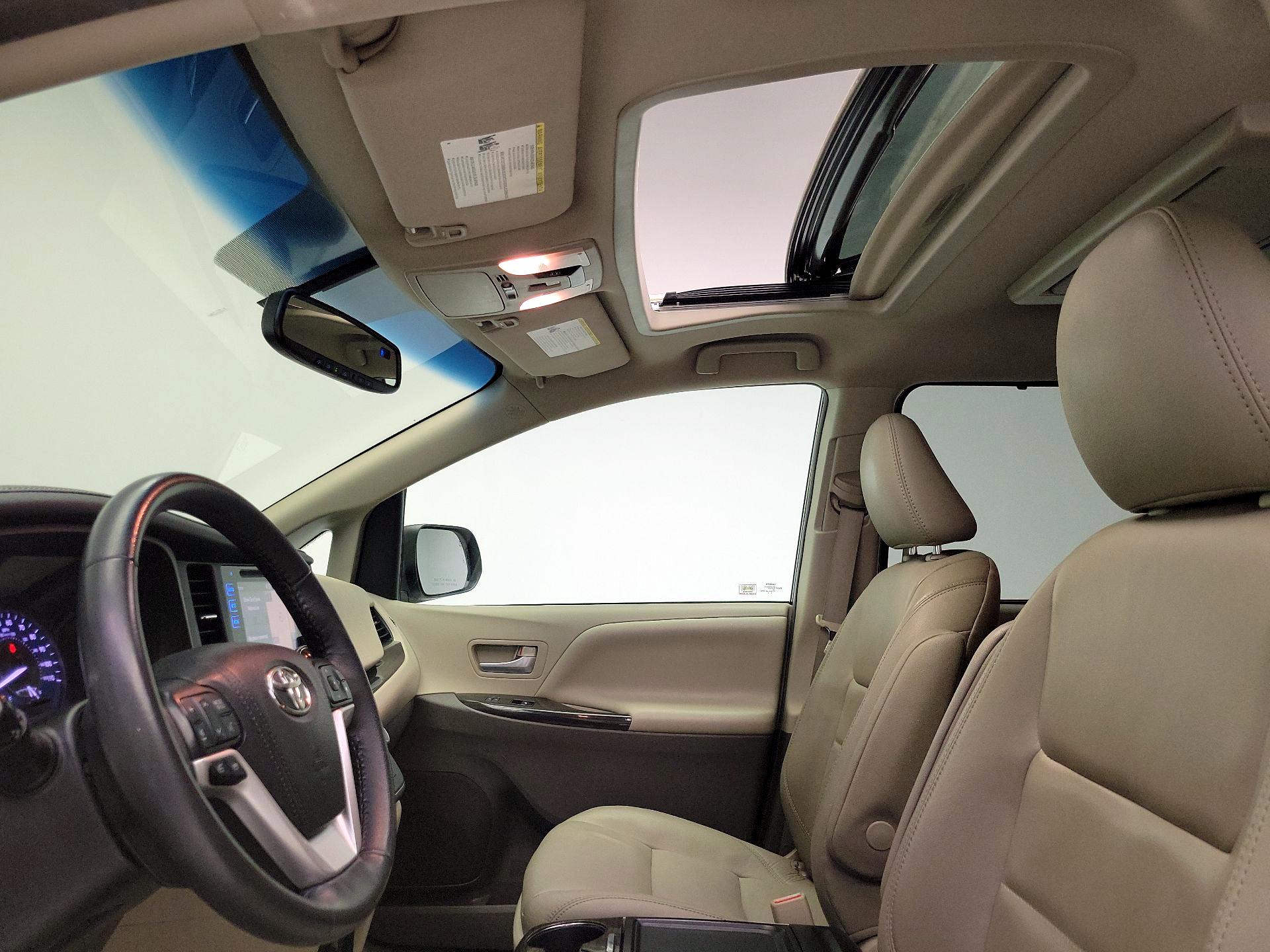 Thumbnail: 2017 Toyota Sienna - 18