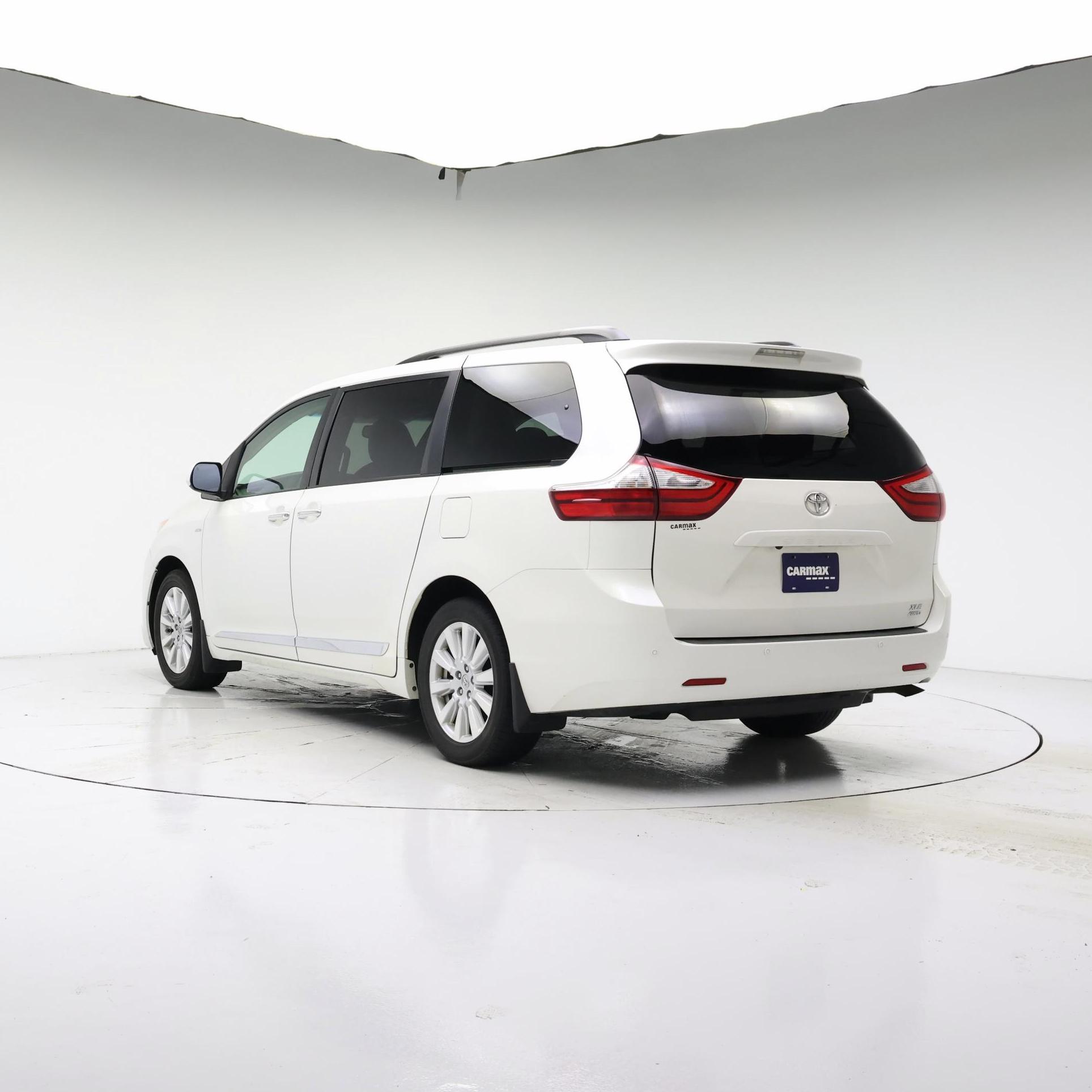 Thumbnail: 2017 Toyota Sienna - 2