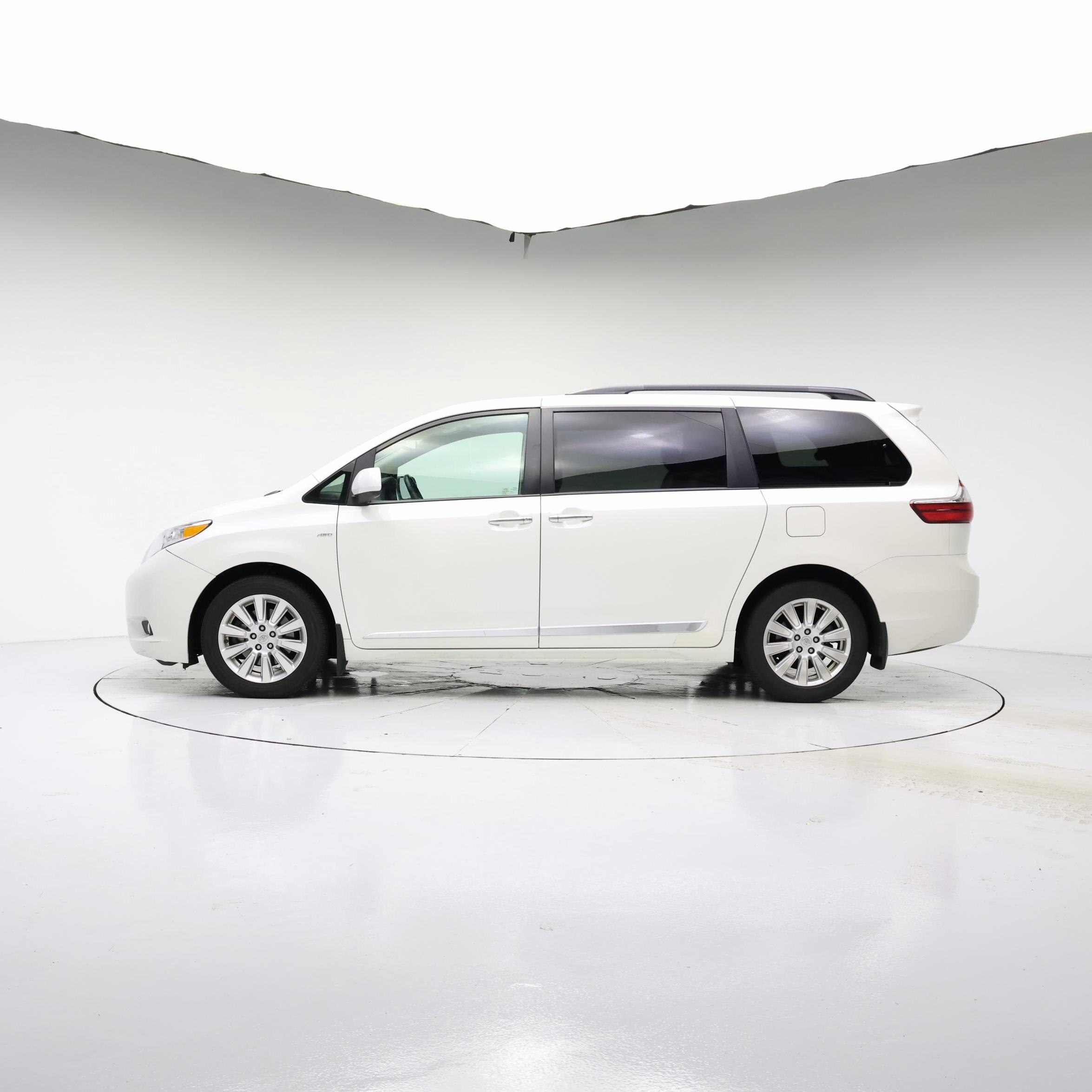 Thumbnail: 2017 Toyota Sienna - 3