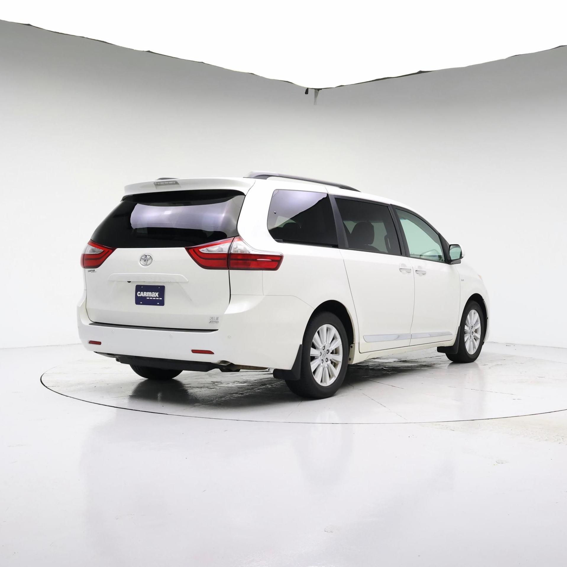 Thumbnail: 2017 Toyota Sienna - 8