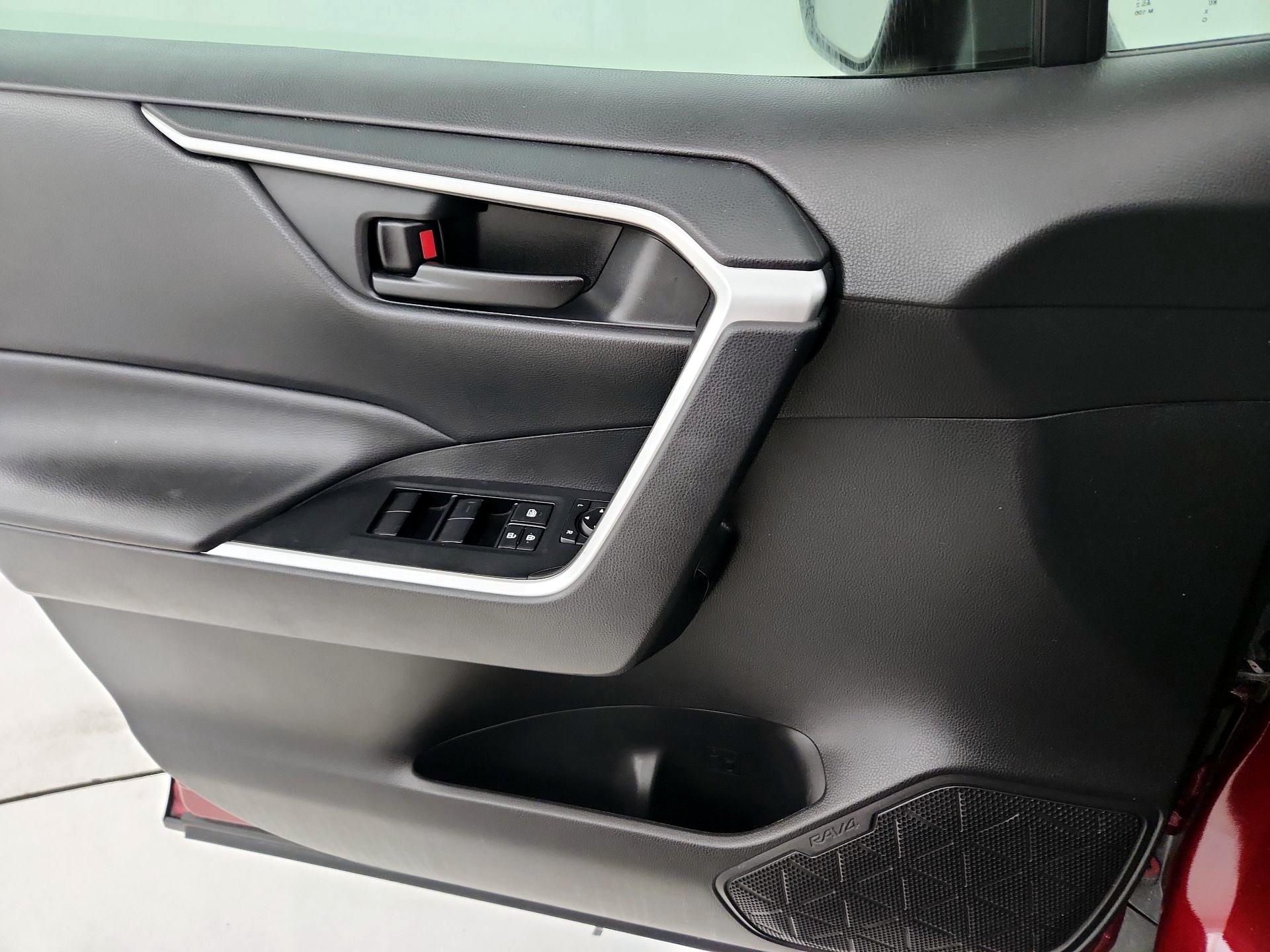 Thumbnail: 2020 Toyota RAV4 - 10