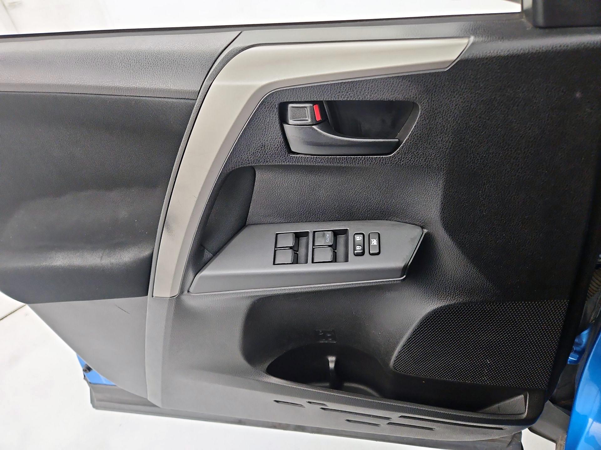 Thumbnail: 2016 Toyota RAV4 - 12