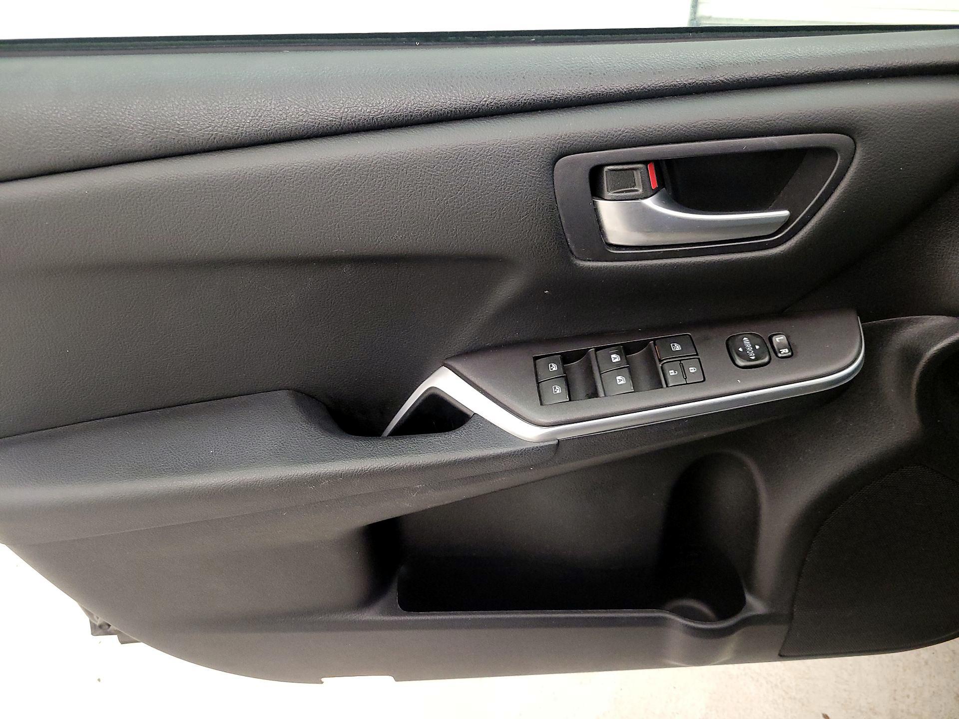 Thumbnail: 2015 Toyota Camry - 12