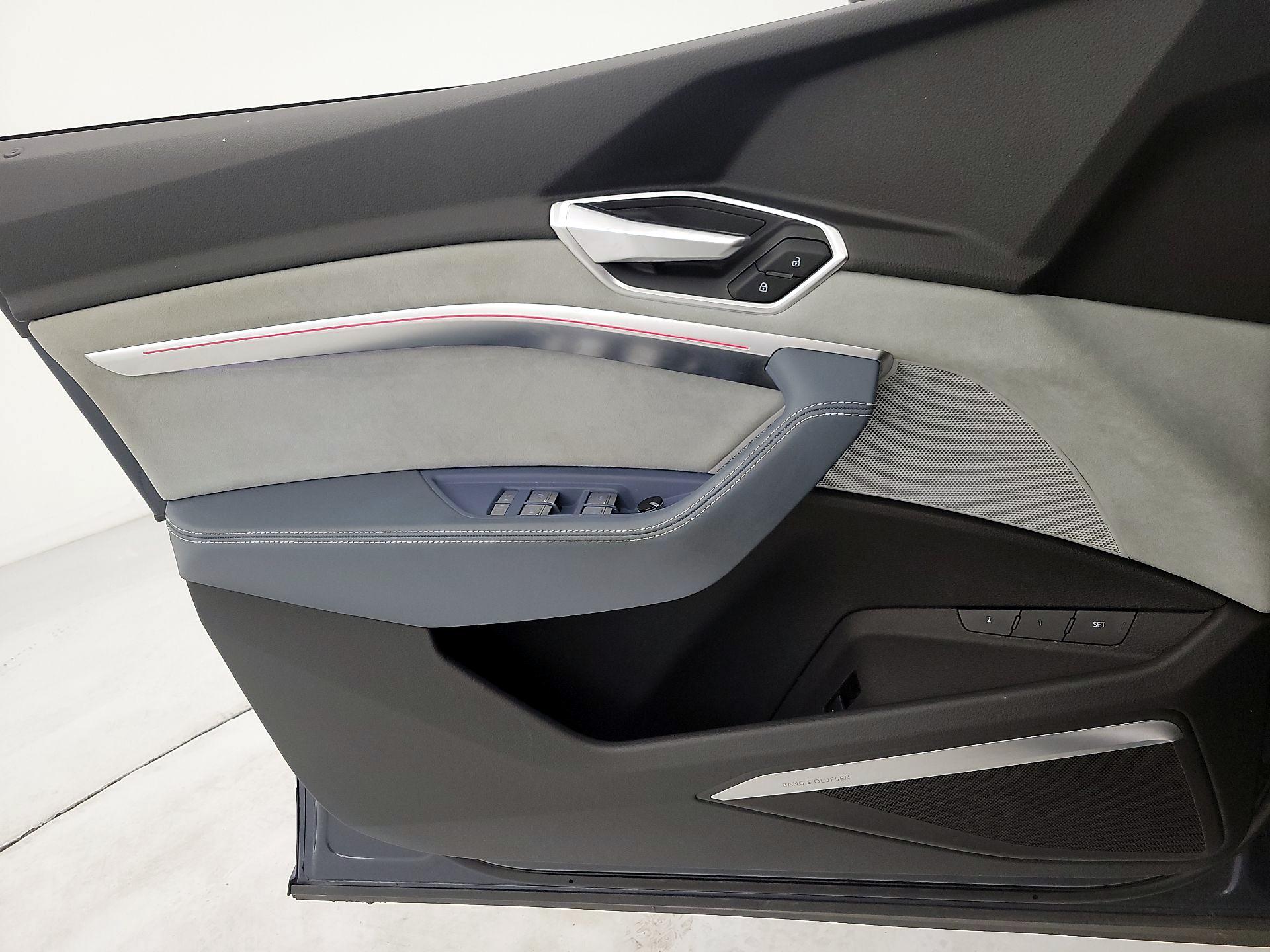 Thumbnail: 2020 Audi e-tron S - 12