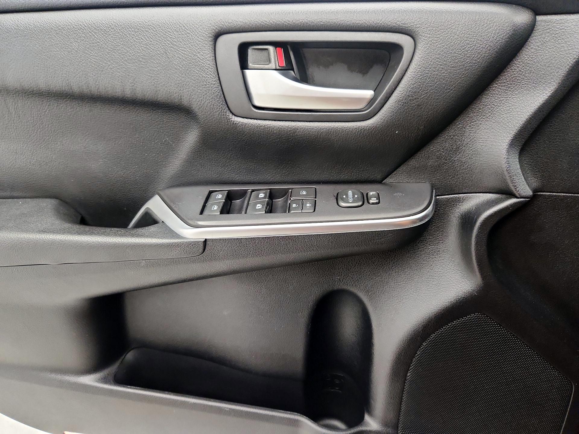 Thumbnail: 2016 Toyota Camry - 12