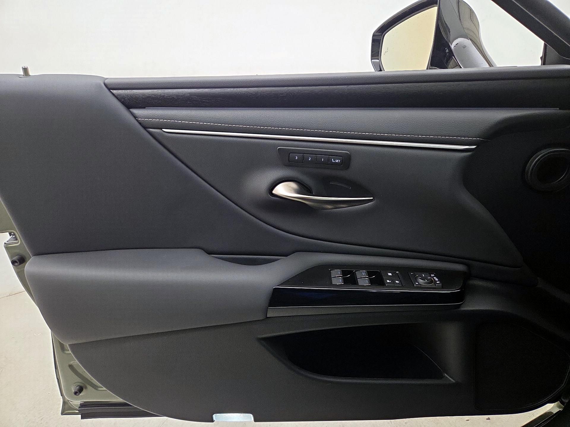 Thumbnail: 2025 Lexus ES - 12