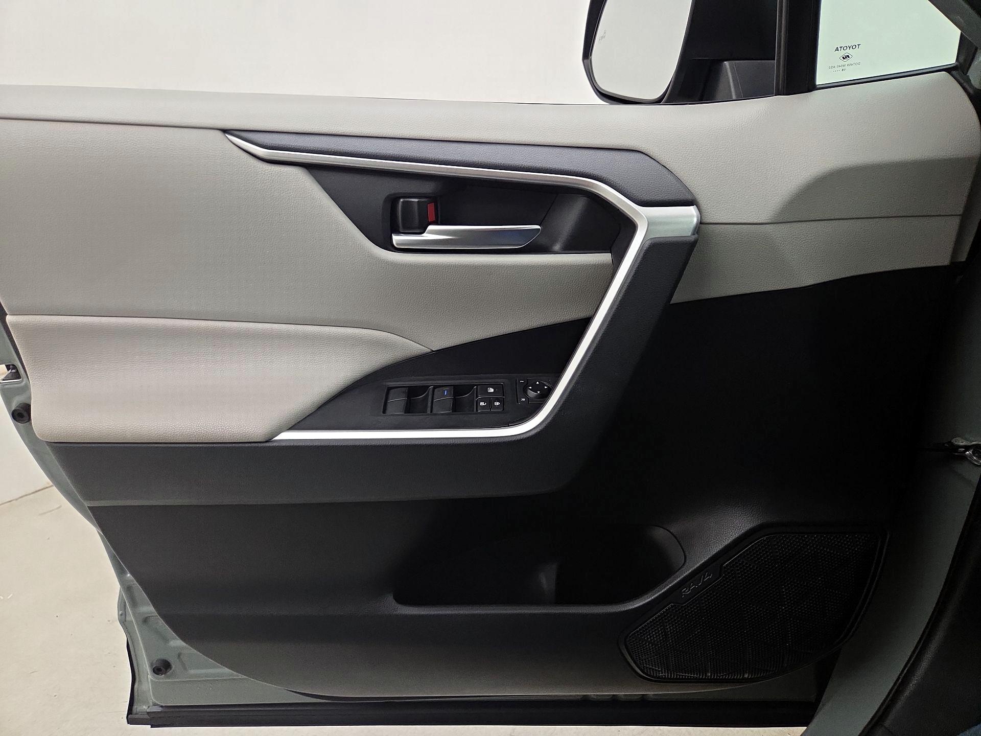 Thumbnail: 2019 Toyota RAV4 - 12