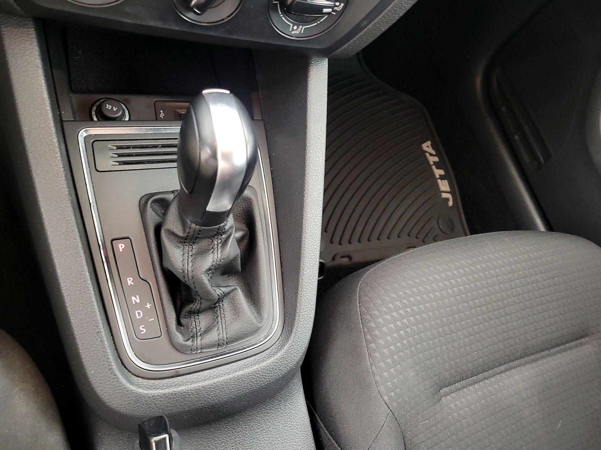 Thumbnail: 2016 Volkswagen Jetta - 16