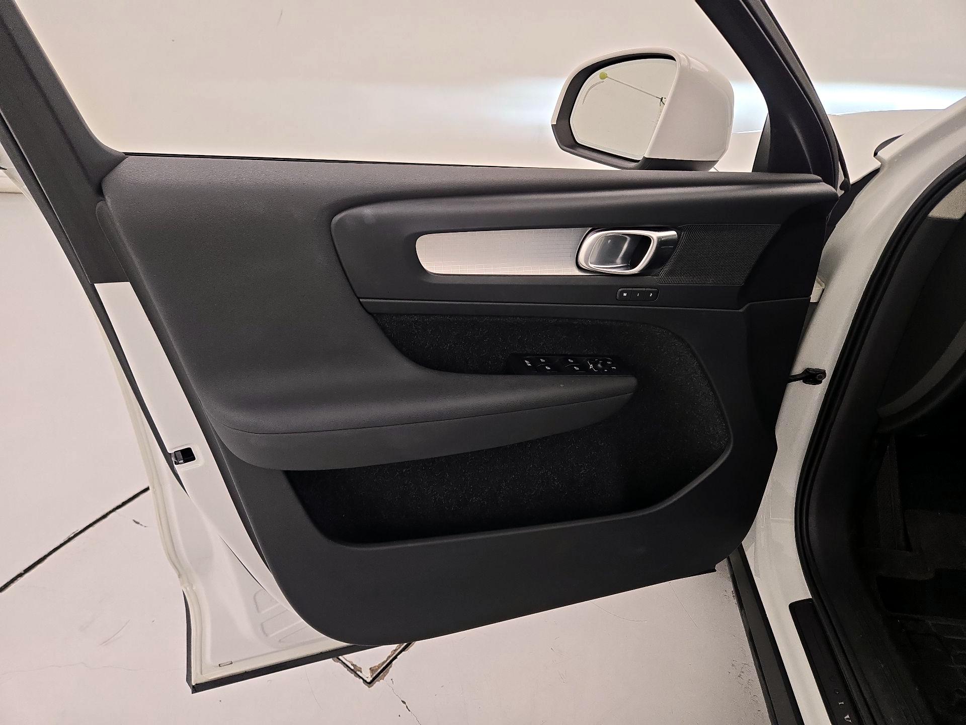 Thumbnail: 2020 Volvo XC40 - 12