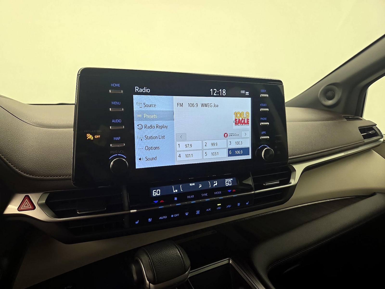 2023 Toyota Sienna Platinum - Photo 17