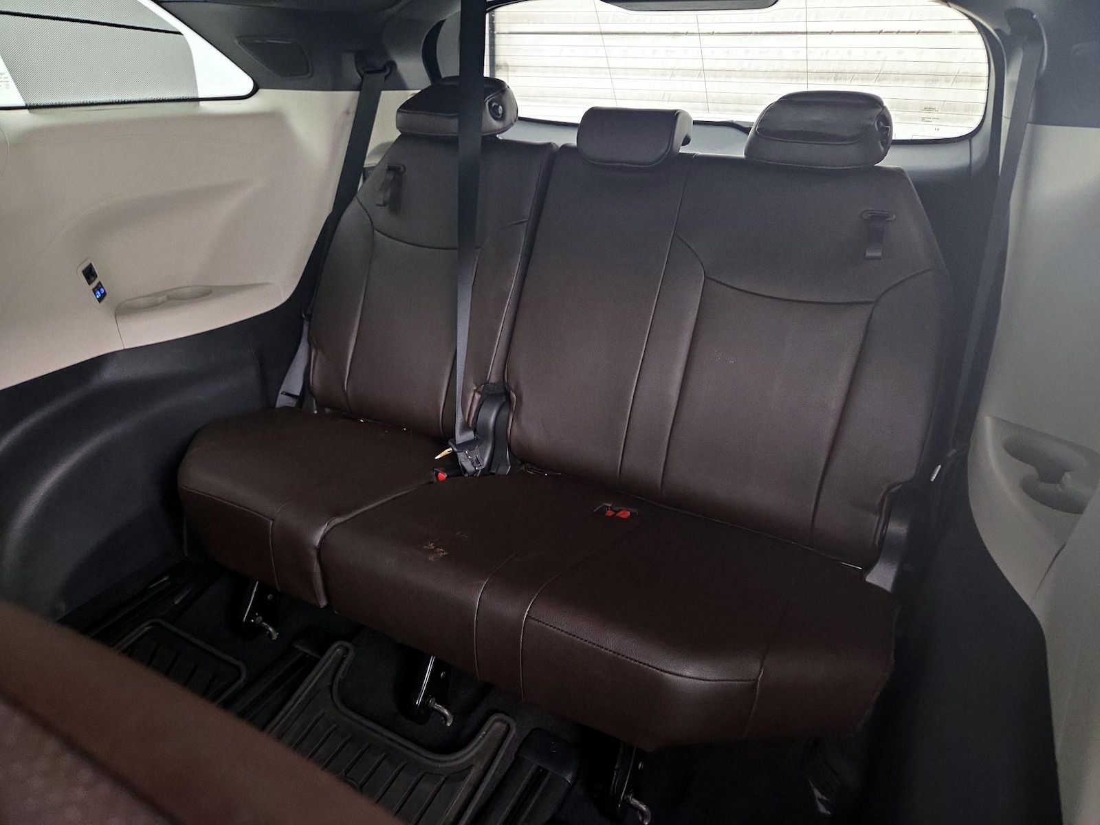 2023 Toyota Sienna Platinum - Photo 23