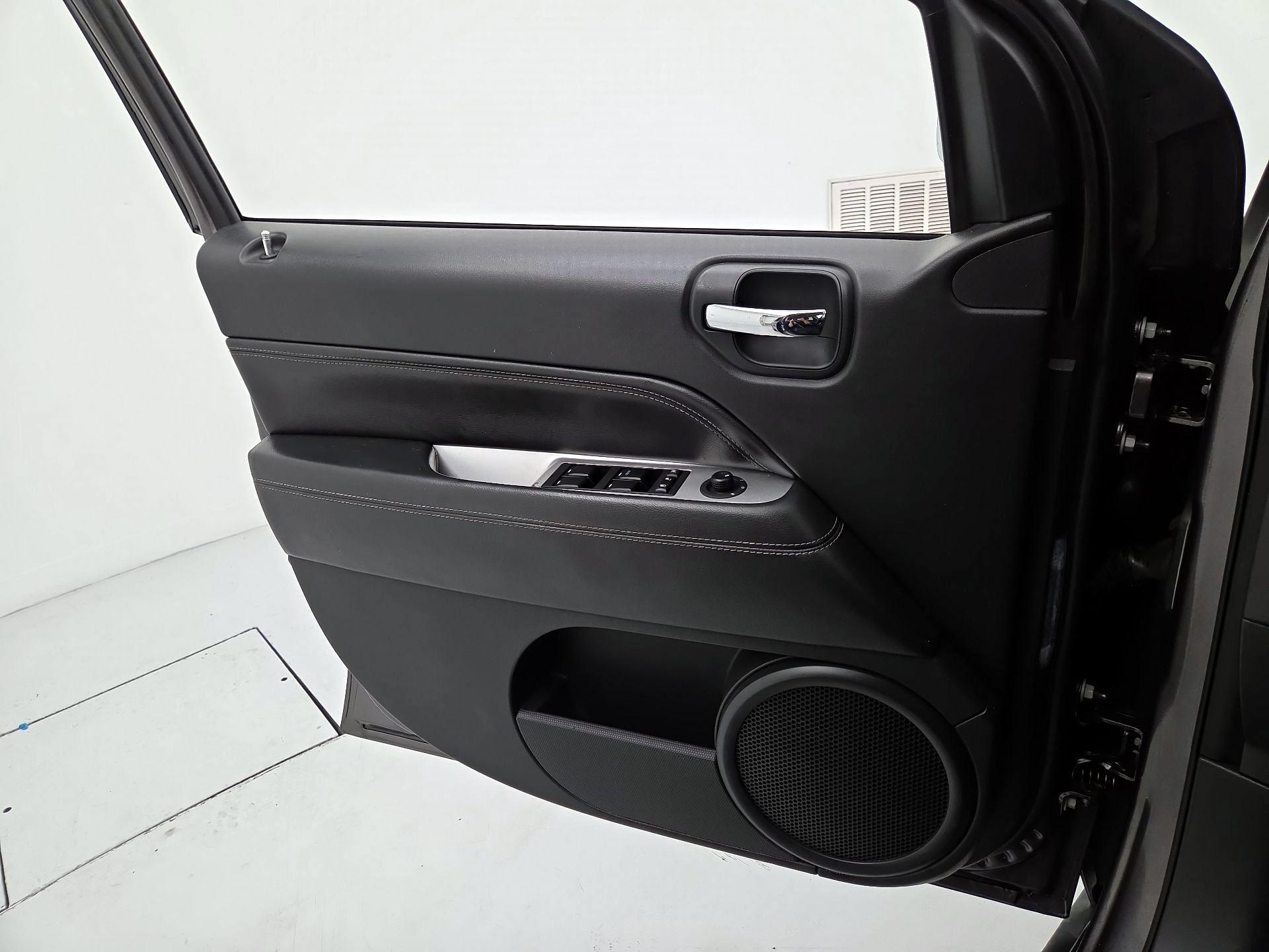 Thumbnail: 2016 Jeep Compass - 12
