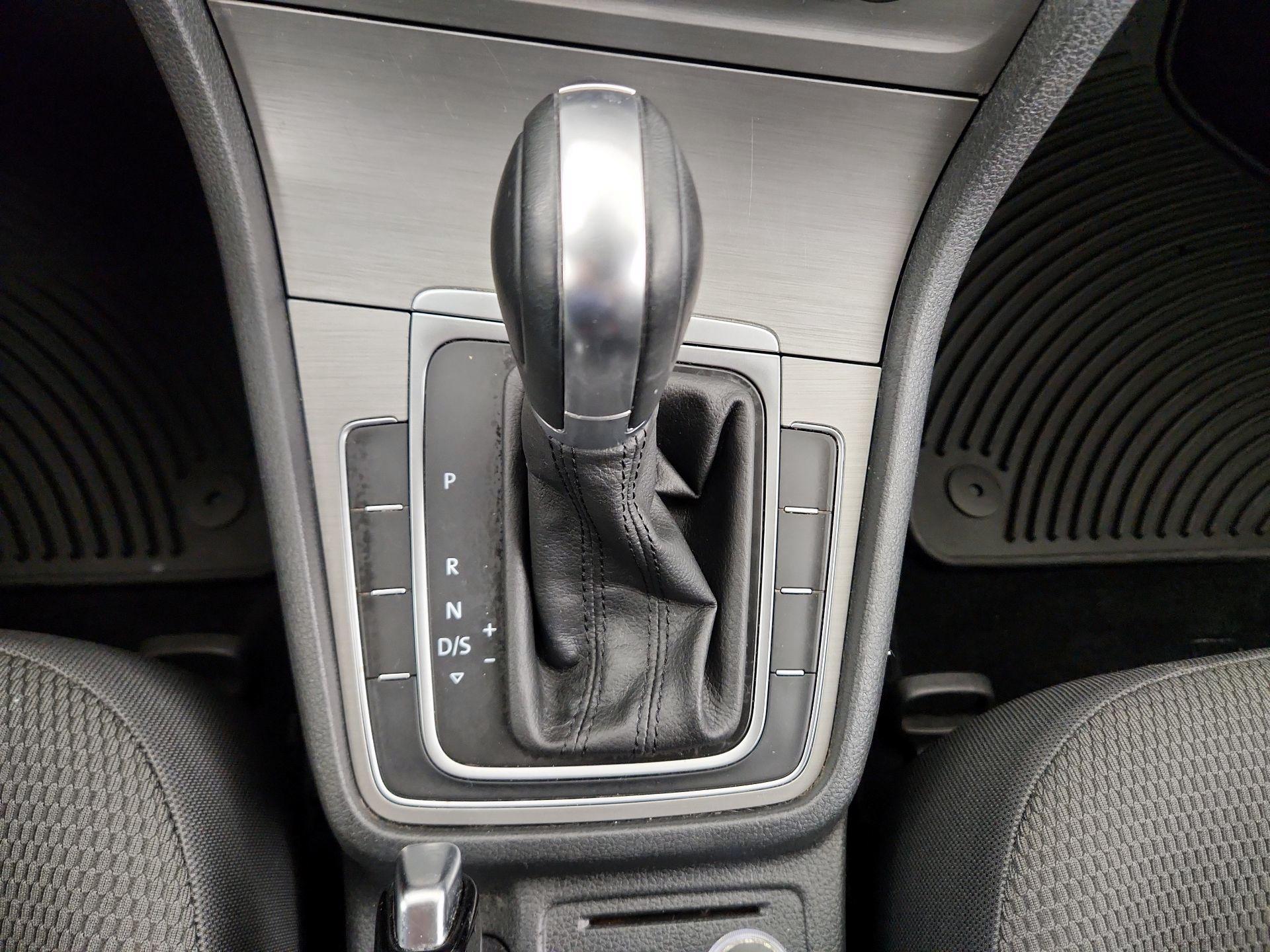 Thumbnail: 2016 Volkswagen Golf - 15