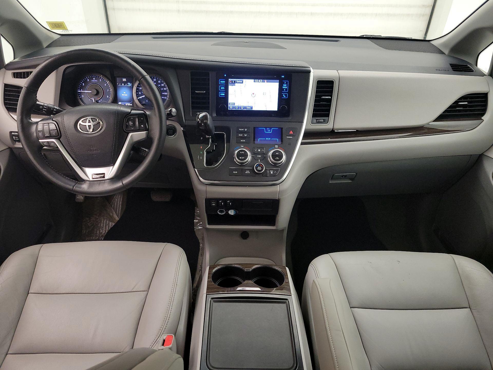 Thumbnail: 2017 Toyota Sienna - 9