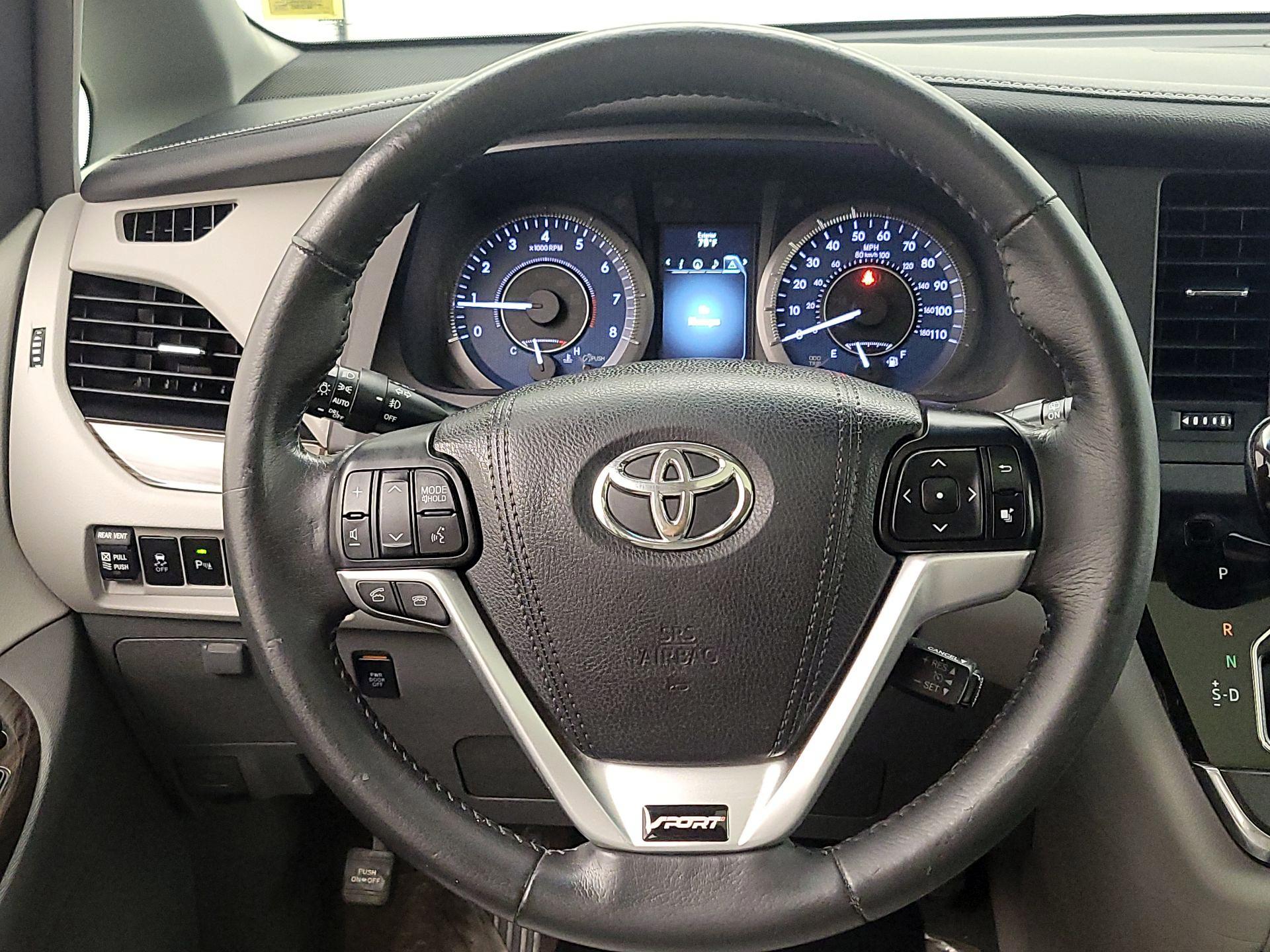 Thumbnail: 2017 Toyota Sienna - 10
